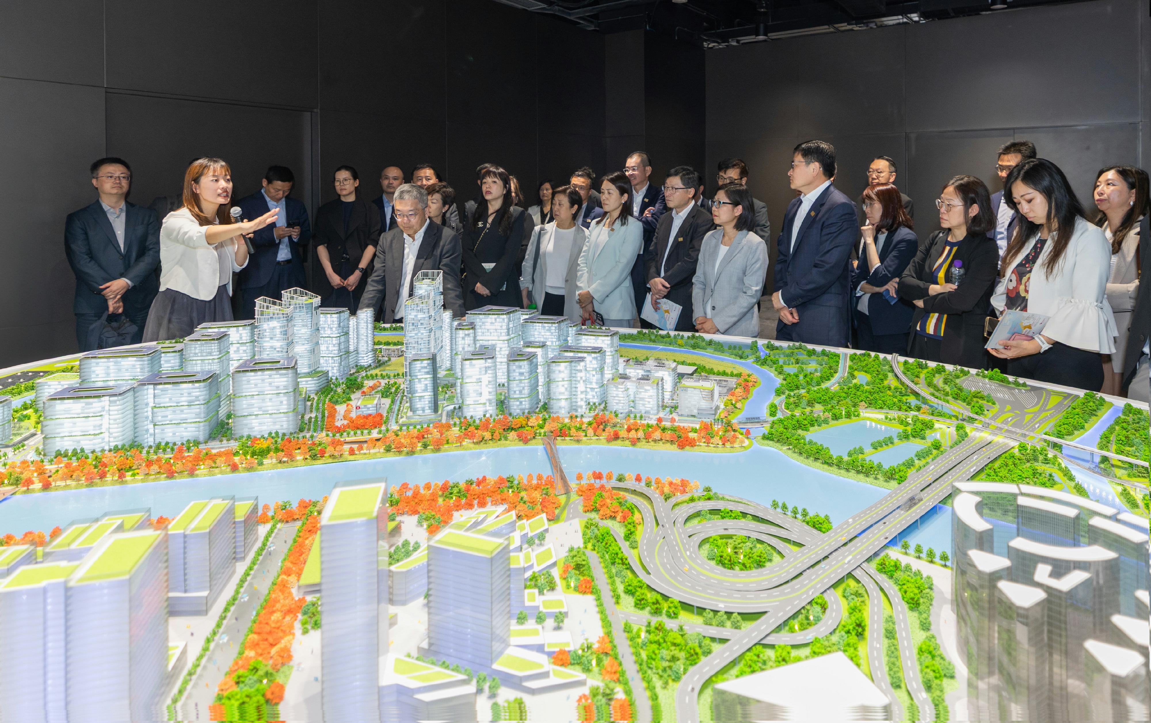 The Hong Kong Monetary Authority and the Hong Kong Association of Banks announced today (April 22) the joint establishment of the Northern Metropolis Financial Advisory Taskforce, exploring financing solutions that support the development of the Northern Metropolis. Photo shows the Northern Metropolis Financial Advisory Taskforce visiting the Hong Kong Park of the Hetao Shenzhen-Hong Kong Science and Technology Innovation Co-operation Zone and receiving an introduction to the Hong Kong Park from the Under Secretary for Innovation, Technology and Industry, Ms Lillian Cheong (front row, first left).