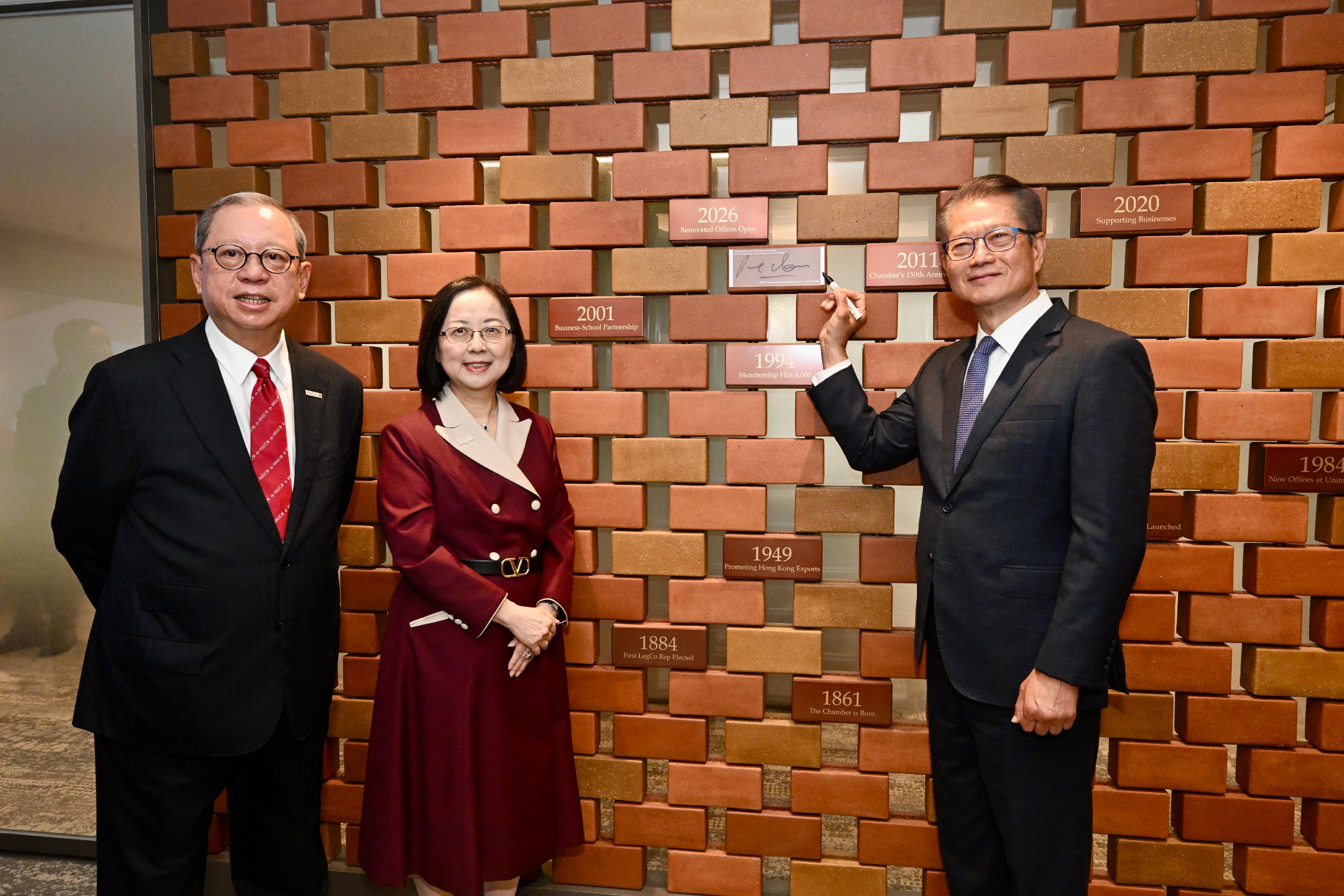 The Financial Secretary, Mr Paul Chan, attended the Hong Kong General Chamber of Commerce (HKGCC) Renovated Office Opening Ceremony today (April 22). Photo shows Mr Chan (right), the Chairman of HKGCC, Ms Agnes Chan (centre), and the Deputy Chairman of HKGCC, Dr Peter Lam (left), at the ceremony.
