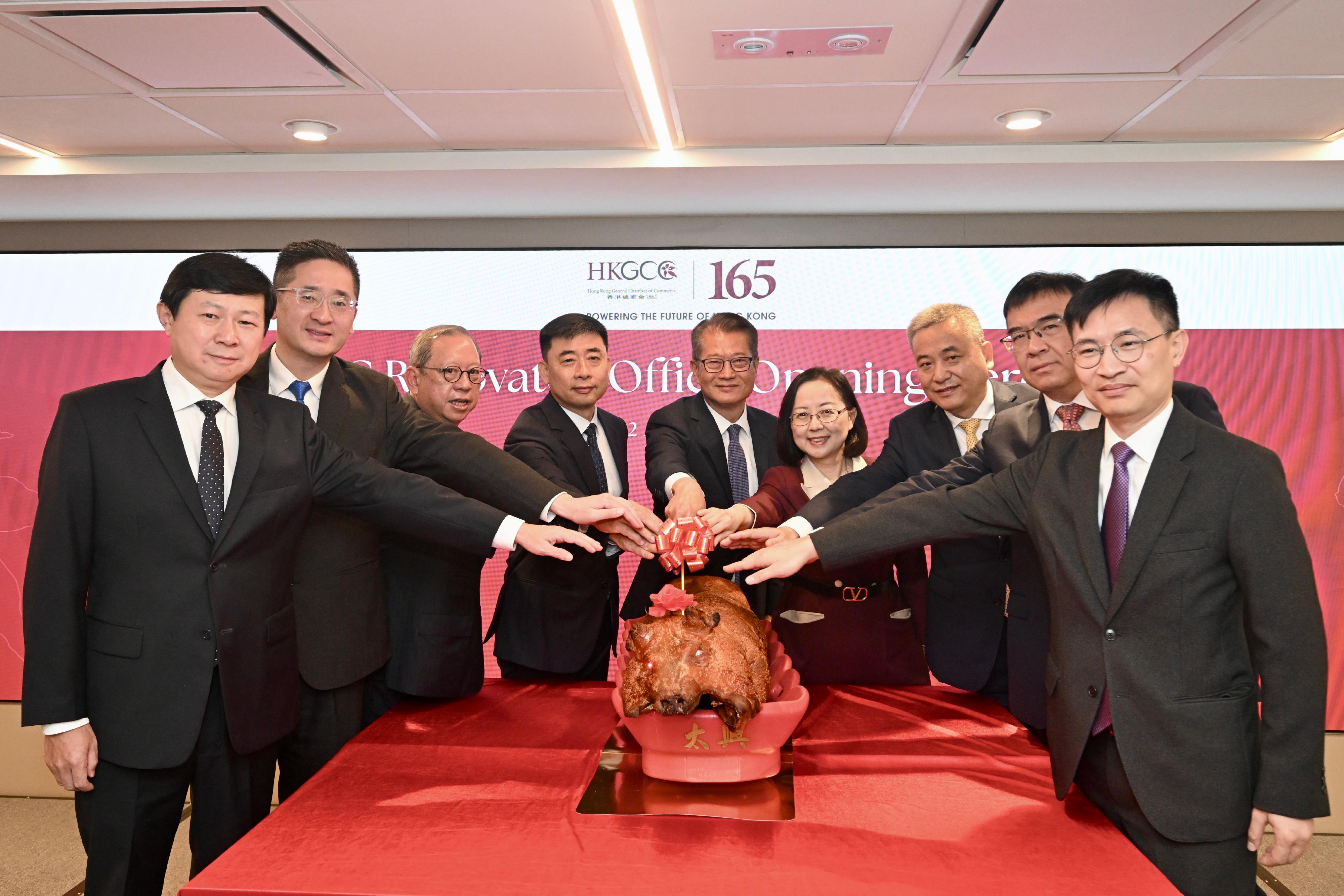 The Financial Secretary, Mr Paul Chan, attended the Hong Kong General Chamber of Commerce (HKGCC) Renovated Office Opening Ceremony today (April 22). Photo shows Mr Chan (centre); the Chairman of HKGCC, Ms Agnes Chan (fourth right); the Deputy Chairman of HKGCC, Dr Peter Lam (third left); the Director General of the Coordination Department of the Liaison Office of the Central People's Government (LOCPG) in the Hong Kong Special Administrative Region (HKSAR), Mr Zhu Wen (fourth right); the Deputy Director-General of the Economic Affairs Department and Head of the Commercial Office of the LOCPG in the HKSAR, Mr Zhou Qiang (third right), and other guests officiates at the roast pig-cutting ceremony.
