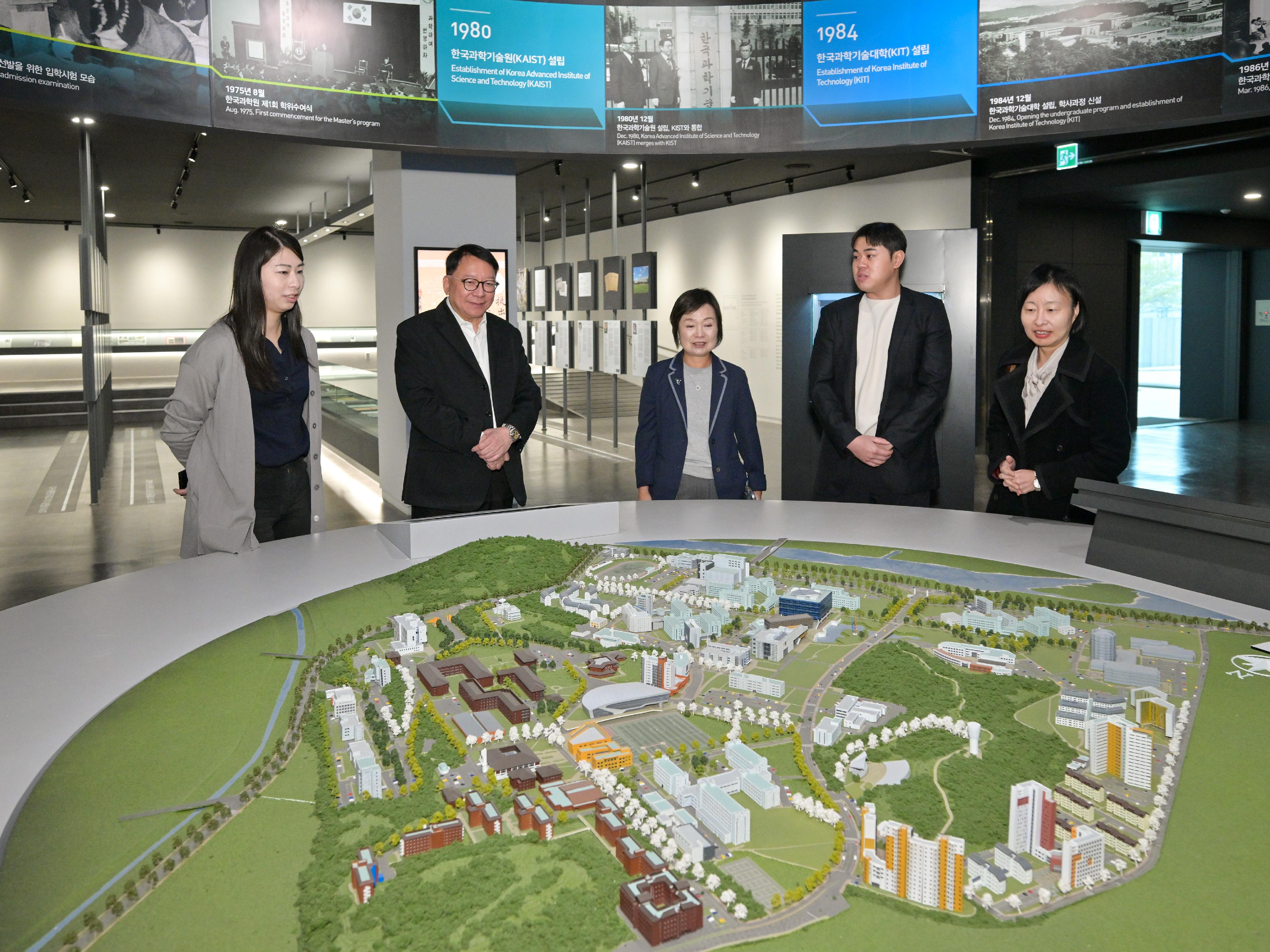 The Chief Secretary for Administration, Mr Chan Kwok-ki, today (April 22) led the delegation of the Working Group on Planning and Construction of the University Town under the Committee on Development of the Northern Metropolis to continue its visit to Korea. Photo shows Mr Chan (second left), the Secretary for Education, Dr Choi Yuk-lin (third left), and the delegation visiting the Korea Advanced Institute of Science and Technology.