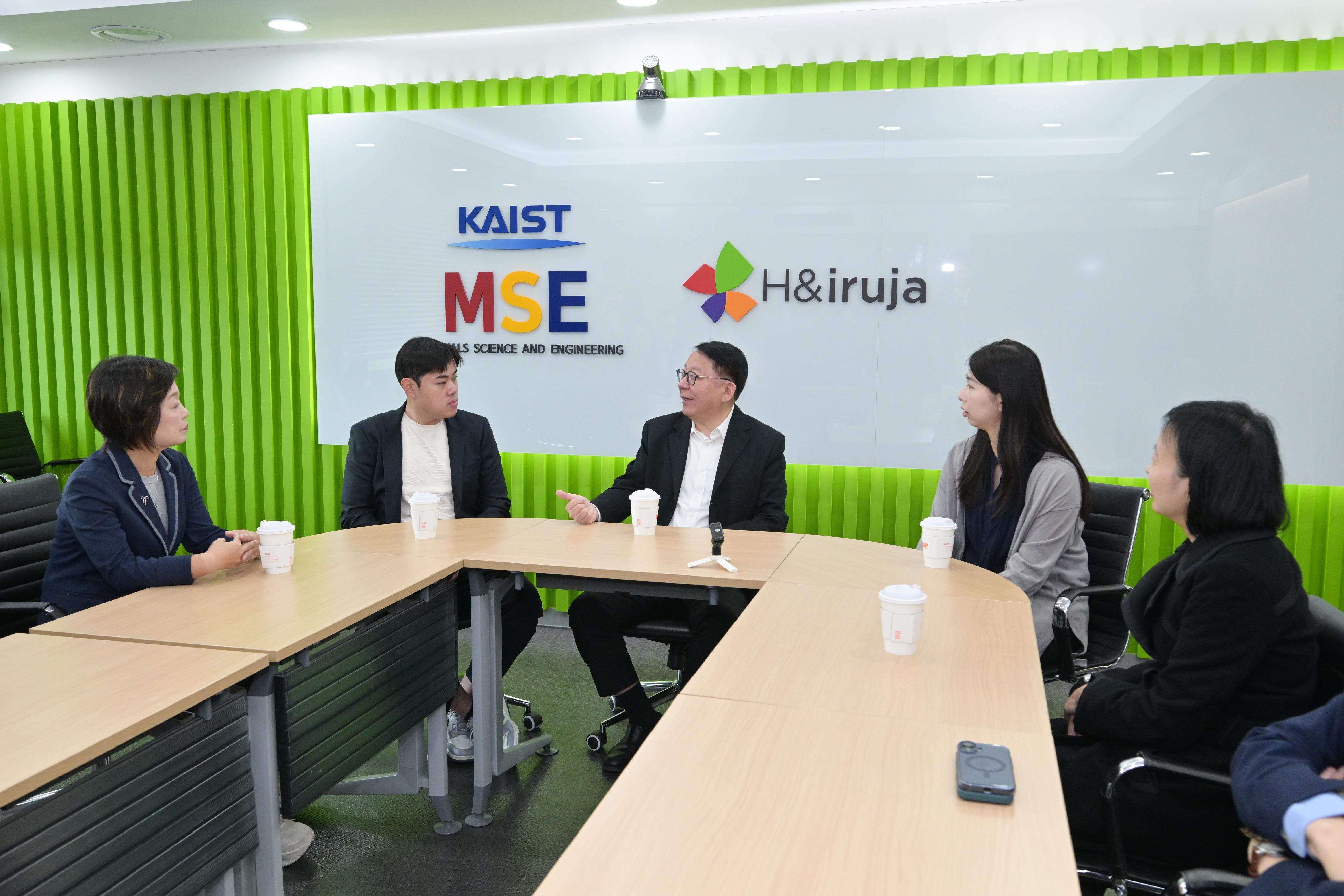 The Chief Secretary for Administration, Mr Chan Kwok-ki, today (April 22) led the delegation of the Working Group on Planning and Construction of the University Town under the Committee on Development of the Northern Metropolis to continue its visit to Korea. Photo shows Mr Chan (centre), the Secretary for Education, Dr Choi Yuk-lin (first left), and the delegation visiting the Korea Advanced Institute of Science and Technology, meeting Hong Kong students studying at the university to learn about their school life.
