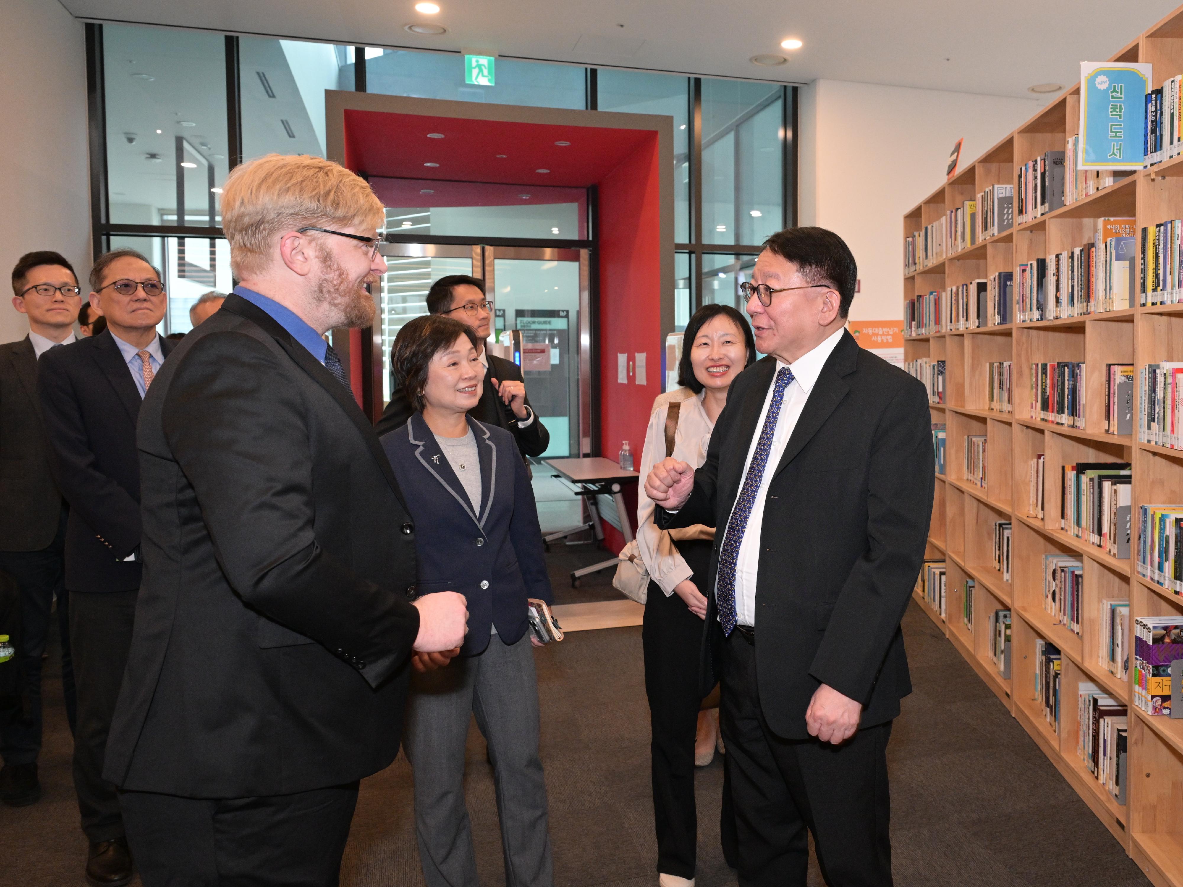 The Chief Secretary for Administration, Mr Chan Kwok-ki, today (April 22) led the delegation of the Working Group on Planning and Construction of the University Town under the Committee on Development of the Northern Metropolis to continue its visit to Korea. Photo shows Mr Chan (first right), the Secretary for Education, Dr Choi Yuk-lin (third right), and the delegation visiting the Institute for Basic Science.