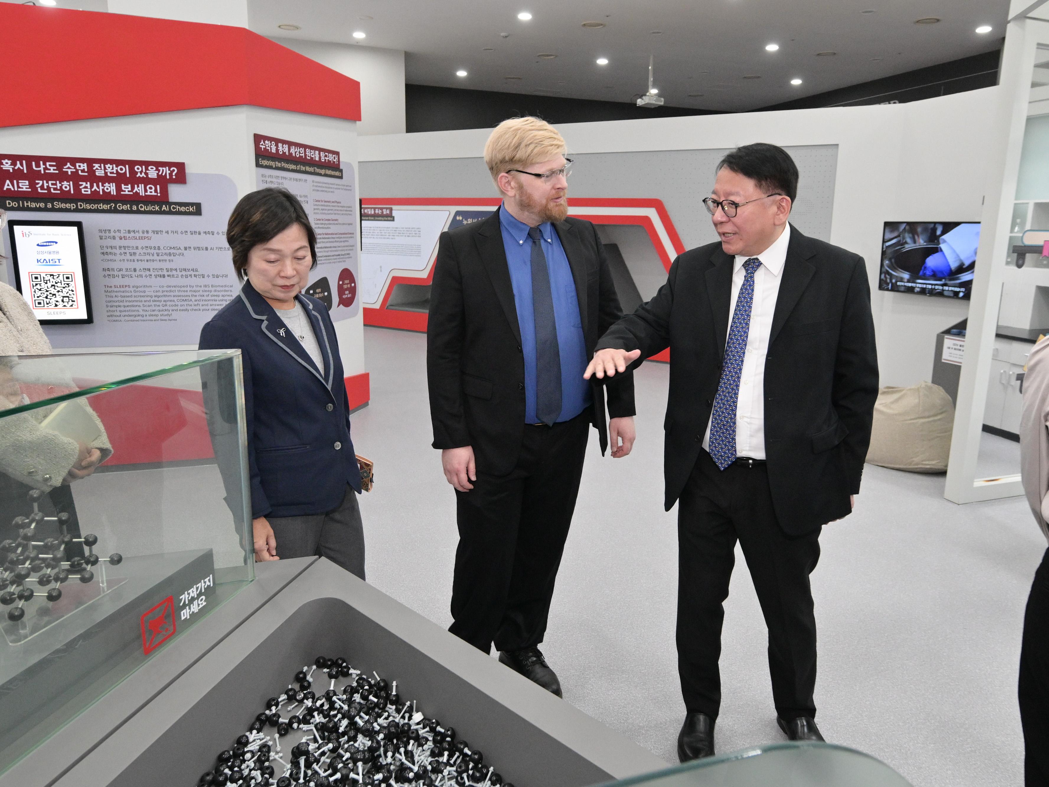The Chief Secretary for Administration, Mr Chan Kwok-ki, today (April 22) led the delegation of the Working Group on Planning and Construction of the University Town under the Committee on Development of the Northern Metropolis to continue its visit to Korea. Photo shows Mr Chan (right), the Secretary for Education, Dr Choi Yuk-lin (left), and the delegation visiting the Institute for Basic Science.