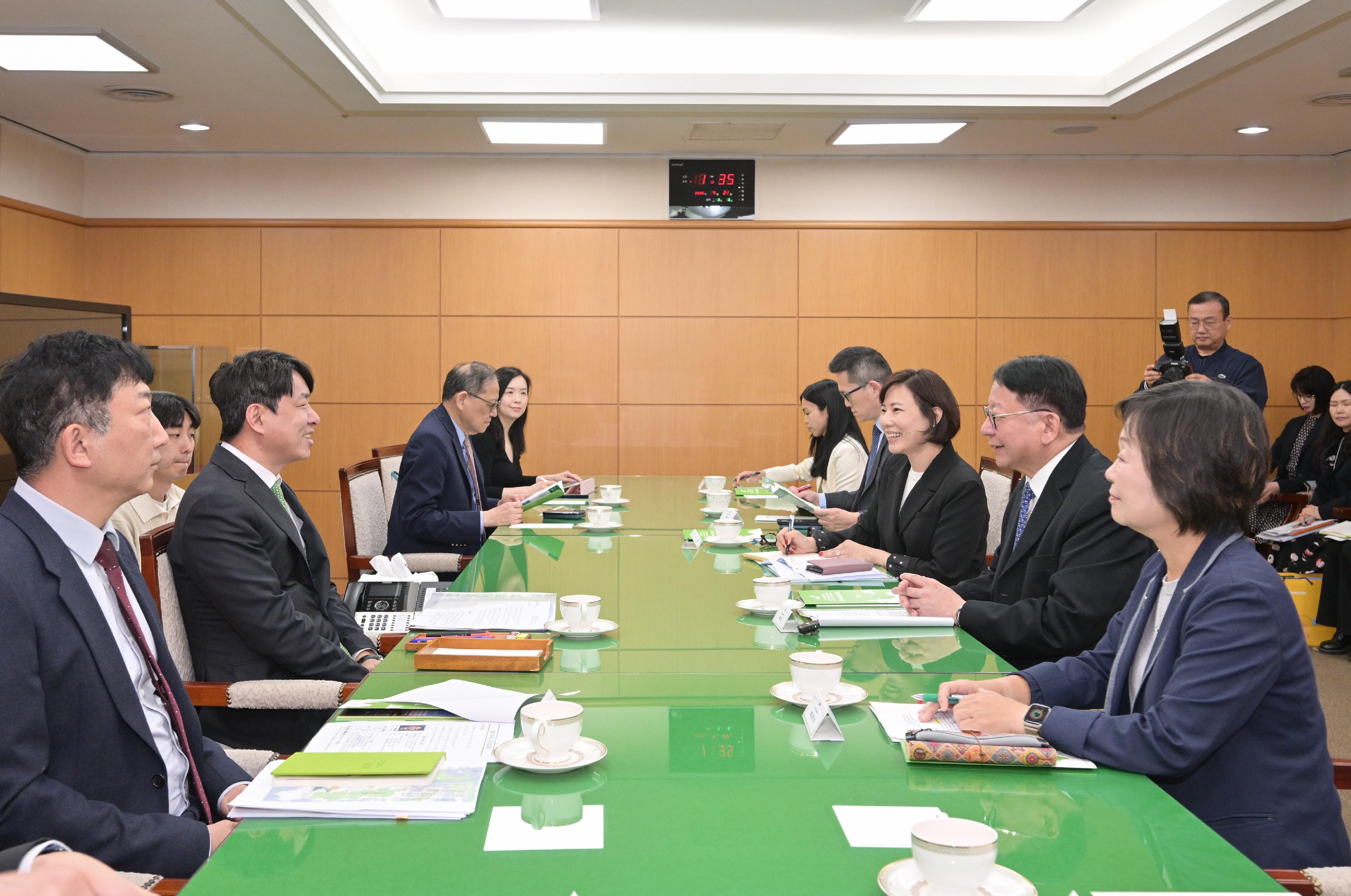 The Chief Secretary for Administration, Mr Chan Kwok-ki, today (April 22) led the delegation of the Working Group on Planning and Construction of the University Town under the Committee on Development of the Northern Metropolis to continue its visit to Korea. Photo shows Mr Chan (second right), the Secretary for Education, Dr Choi Yuk-lin (first right), and the delegation exchanging views with the Vice Mayor for Political, Economic, and Science Affairs of Daejeon Metropolitan City, Mr Choi Sung-ah (second left).