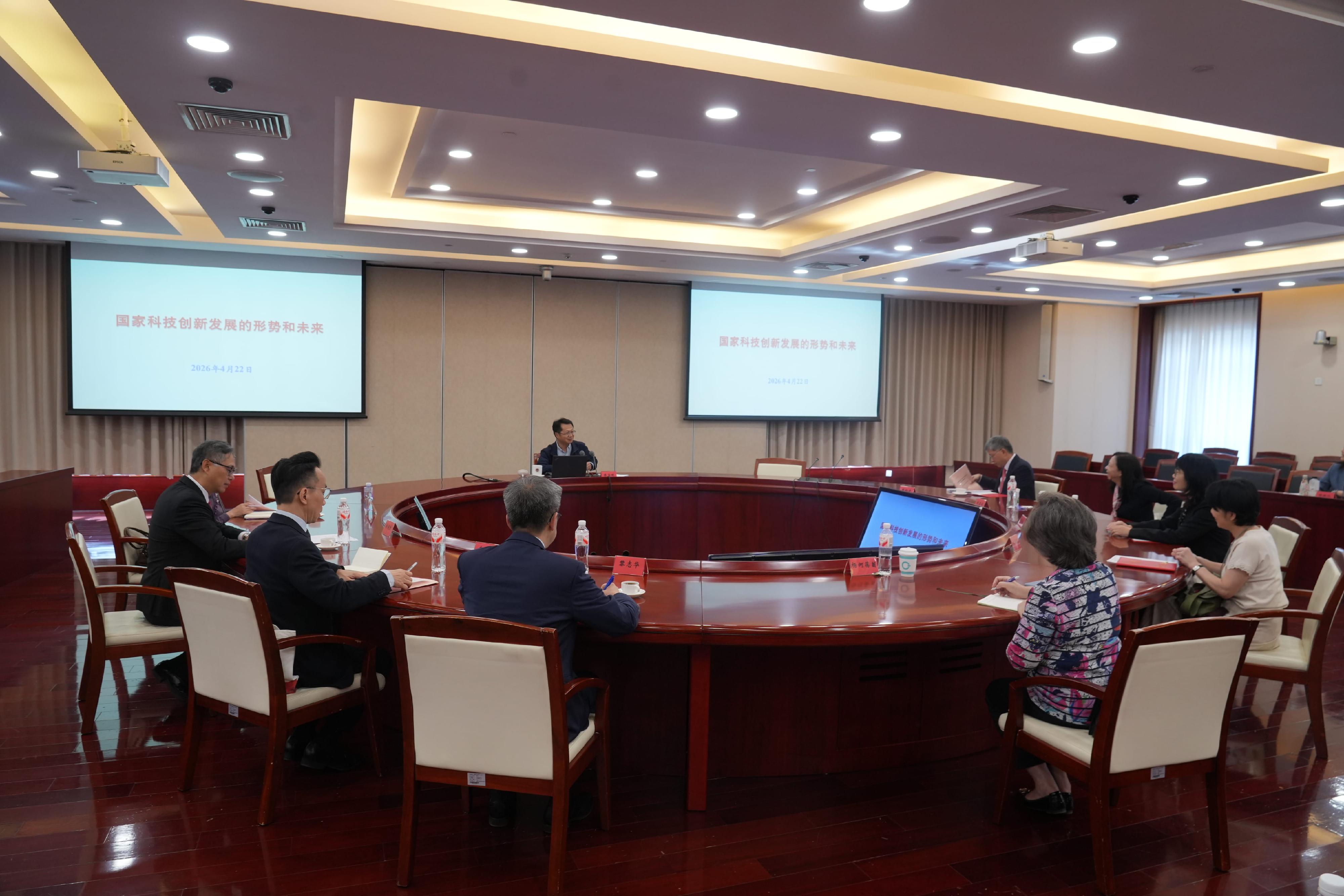 Deputy Director of Department I of the Ministry of Science and Technology Mr Chen Baoming (fourth left) explained the current and future technological developments to the Permanent Secretaries and Heads of Departments at the National Academy of Governance this morning (April 22).