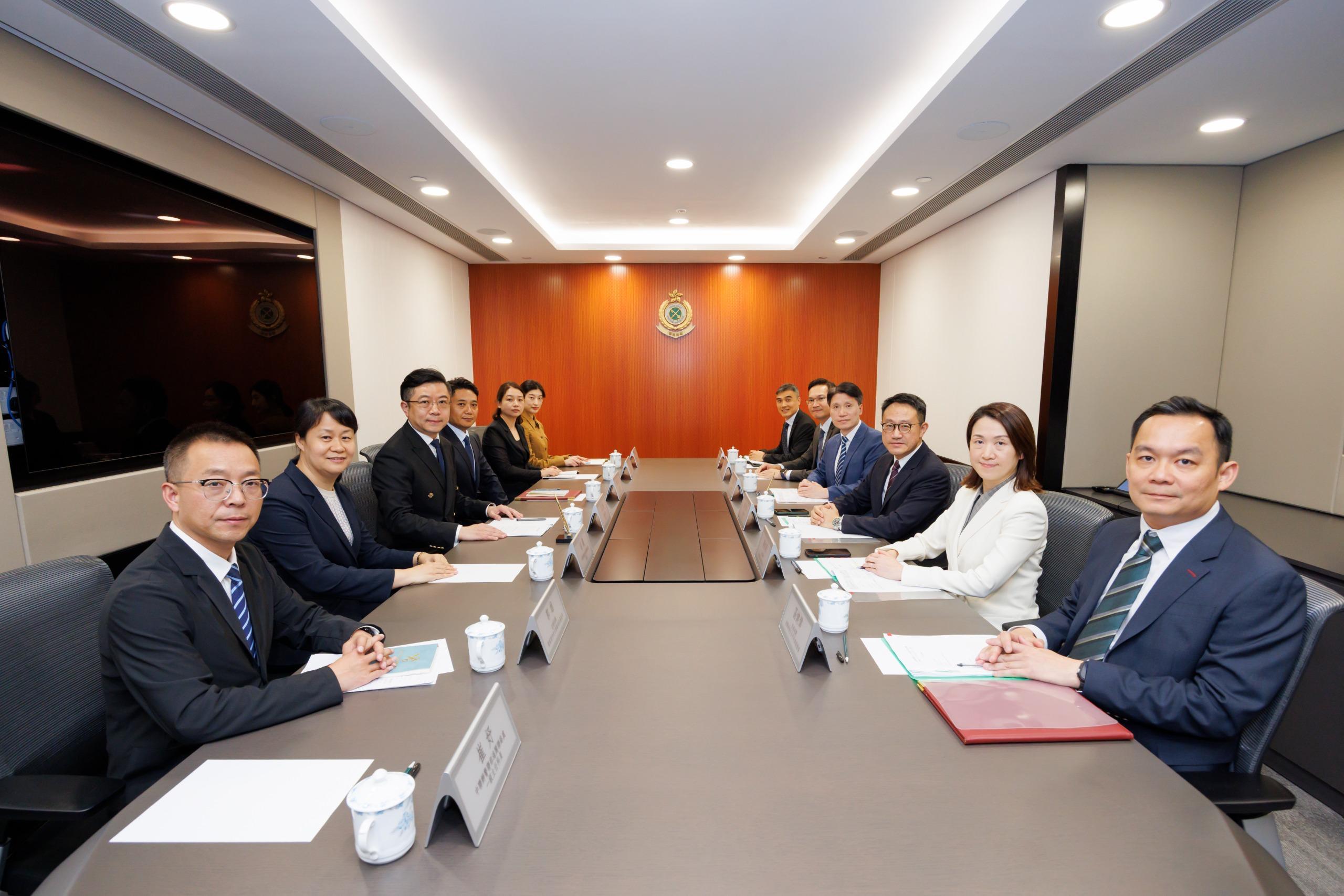 The Commissioner of Customs and Excise, Mr Chan Tsz-tat (third right), today (April 22) met with the Director General in Lhasa Customs District, Mr Wang Honghan (third left), in the Customs Headquarters Building to exchange views on deepening collaboration between the two Customs administrations. 