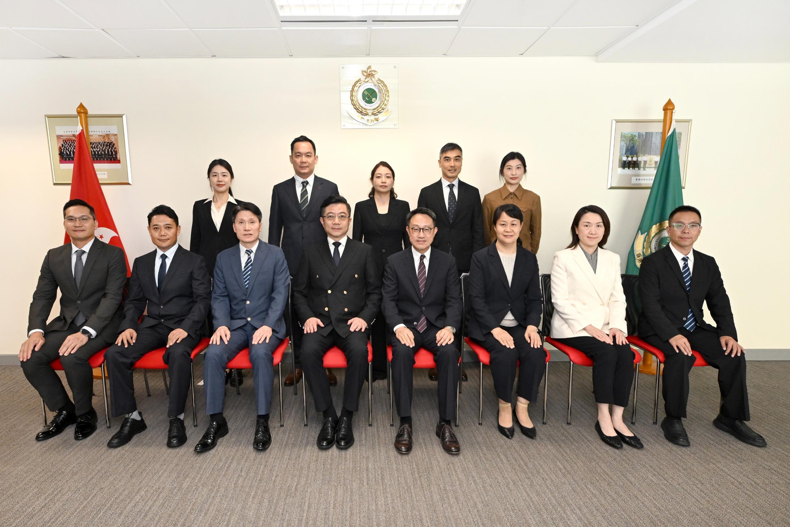 The Commissioner of Customs and Excise, Mr Chan Tsz-tat, today (April 22) met with the Director General in Lhasa Customs District, Mr Wang Honghan, in the Customs Headquarters Building. Photo shows Mr Chan (front row, fourth left); Mr Wang (front row, fourth right); other Hong Kong Customs officers and members of the Lhasa Customs delegation.