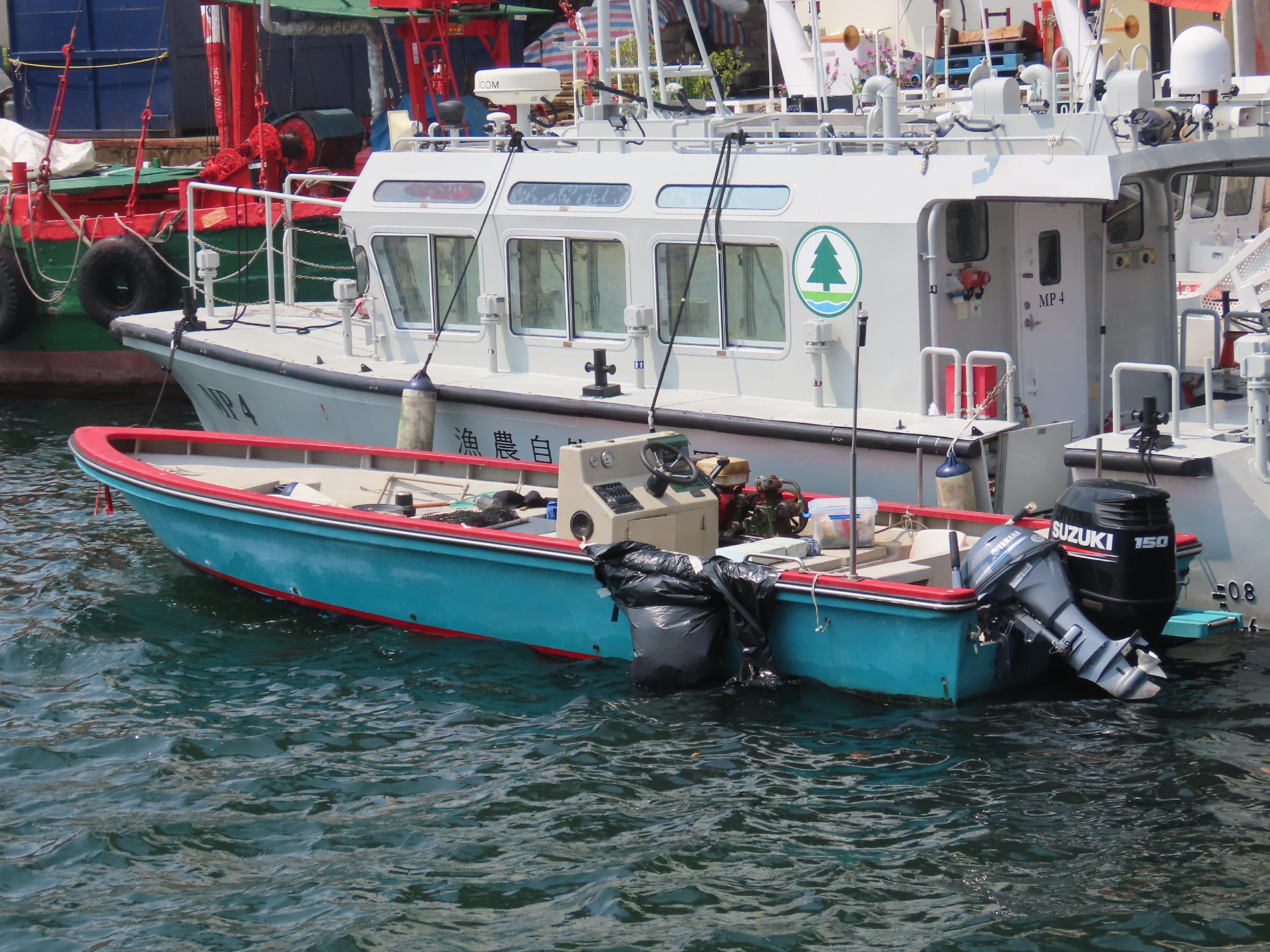 The Agriculture, Fisheries and Conservation Department is investigating two Mainlanders for suspected illegal hookah fishing in the waters off Lung Kwu Chau. Photo shows the Local vessel concerned.