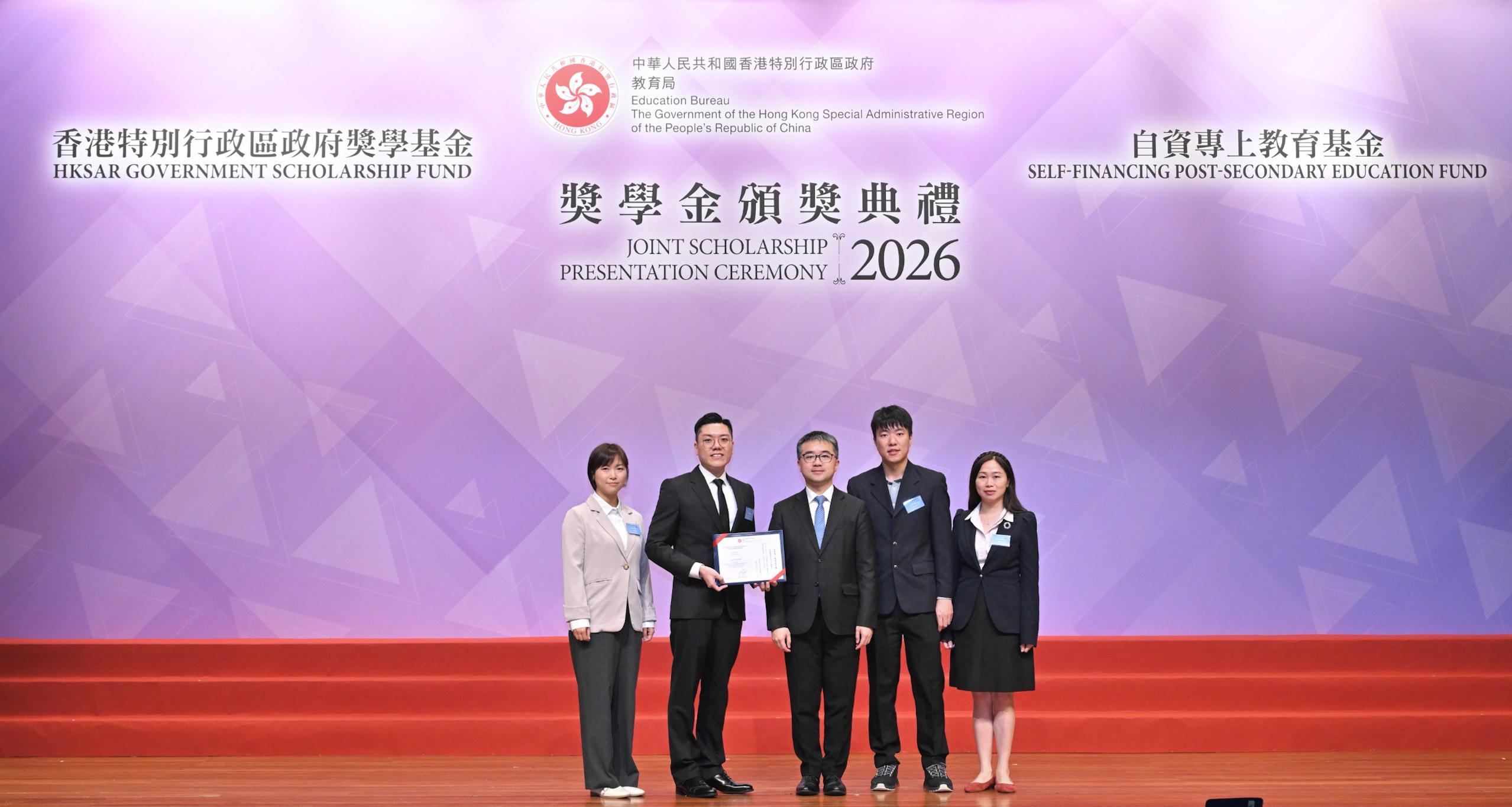 The Education Bureau held the HKSAR Government Scholarship Fund and Self-financing Post-secondary Education Fund Joint Scholarship Presentation Ceremony today (April 23). Photo shows the Acting Secretary for Education, Dr Sze Chun-fai (centre), presenting a certificate to students who are awarded scholarships under the Self-financing Post-secondary Education Fund.