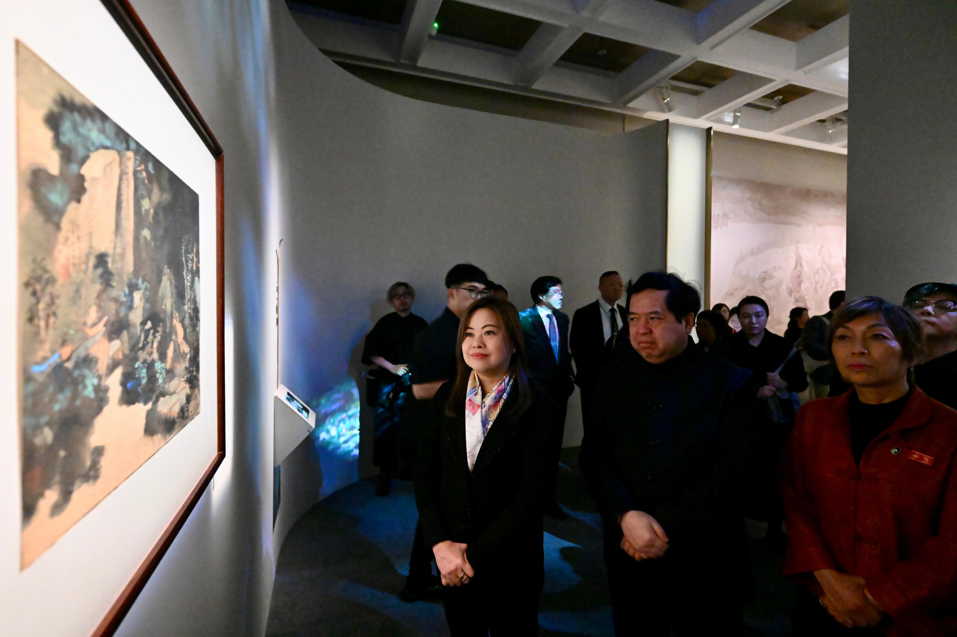 香港藝術館大型展覽「園美生活──中外園林藝術」開幕典禮今日（四月二十三日）舉行。圖示主禮嘉賓參觀展覽。


