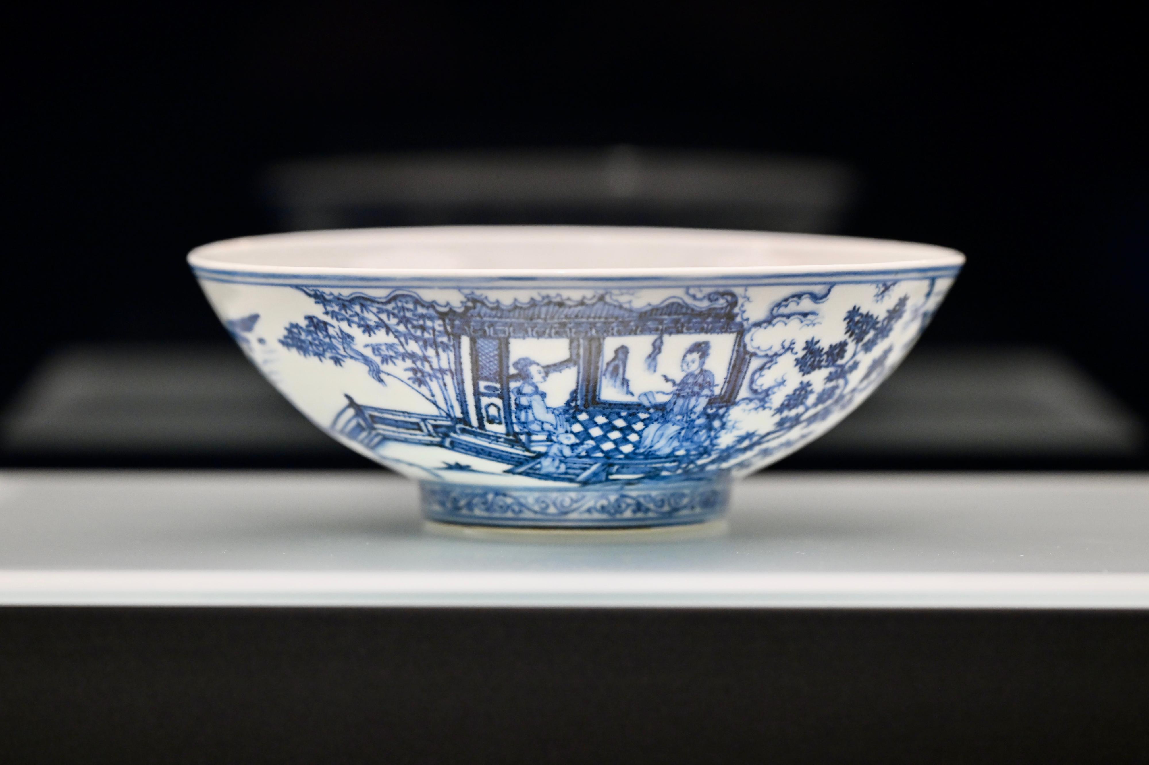 香港藝術館明日（四月二十四日）起舉辦「園美生活──中外園林藝術」展覽。圖示北京故宮博物院藏明代青花庭院仕女圖碗。




