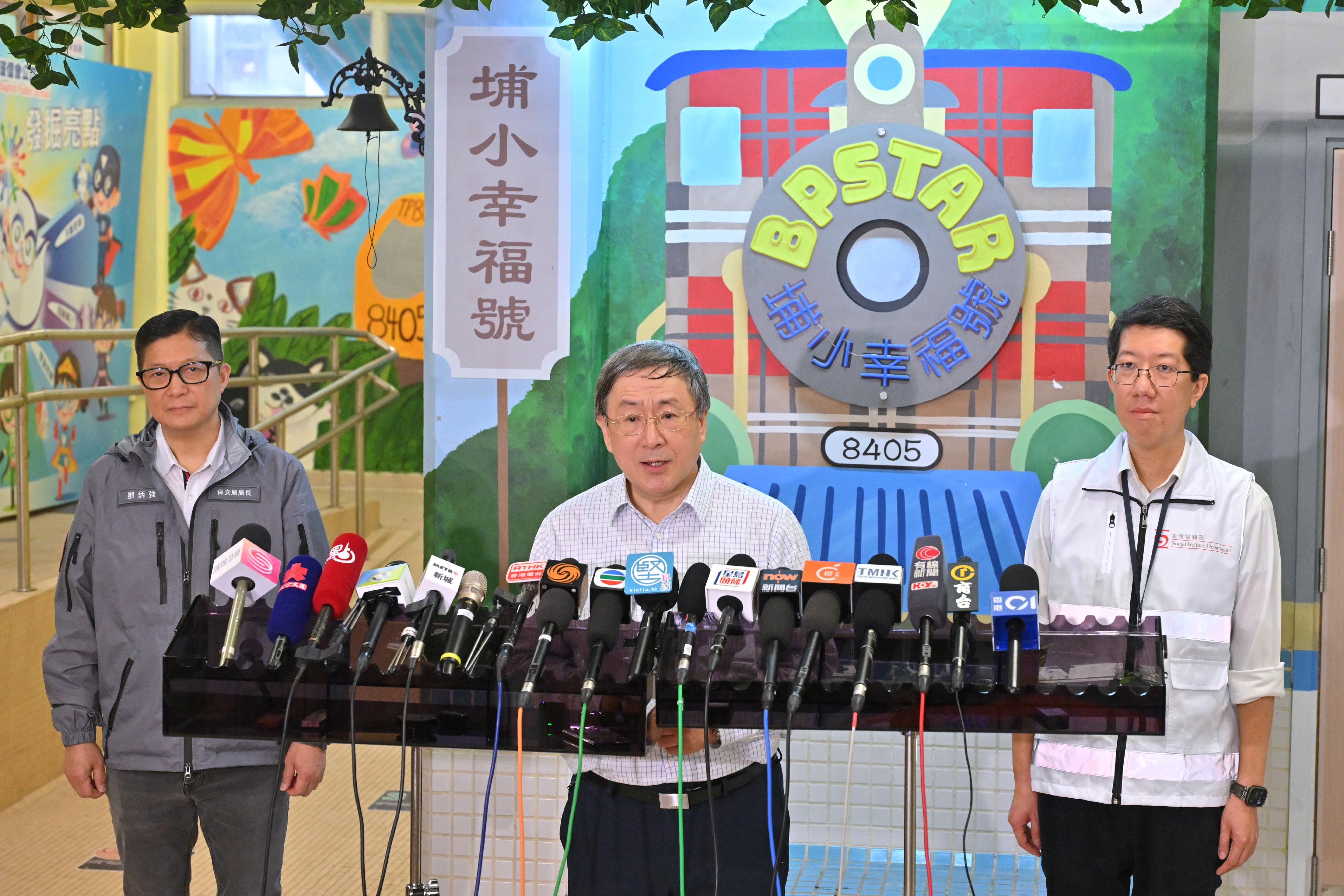 政務司副司長卓永興（中）、保安局局長鄧炳強（左）和社會福利署署長杜永恒（右）今日（四月二十三日）視察大埔宏福苑宏昌閣和宏仁閣居民上樓安排後會見傳媒。