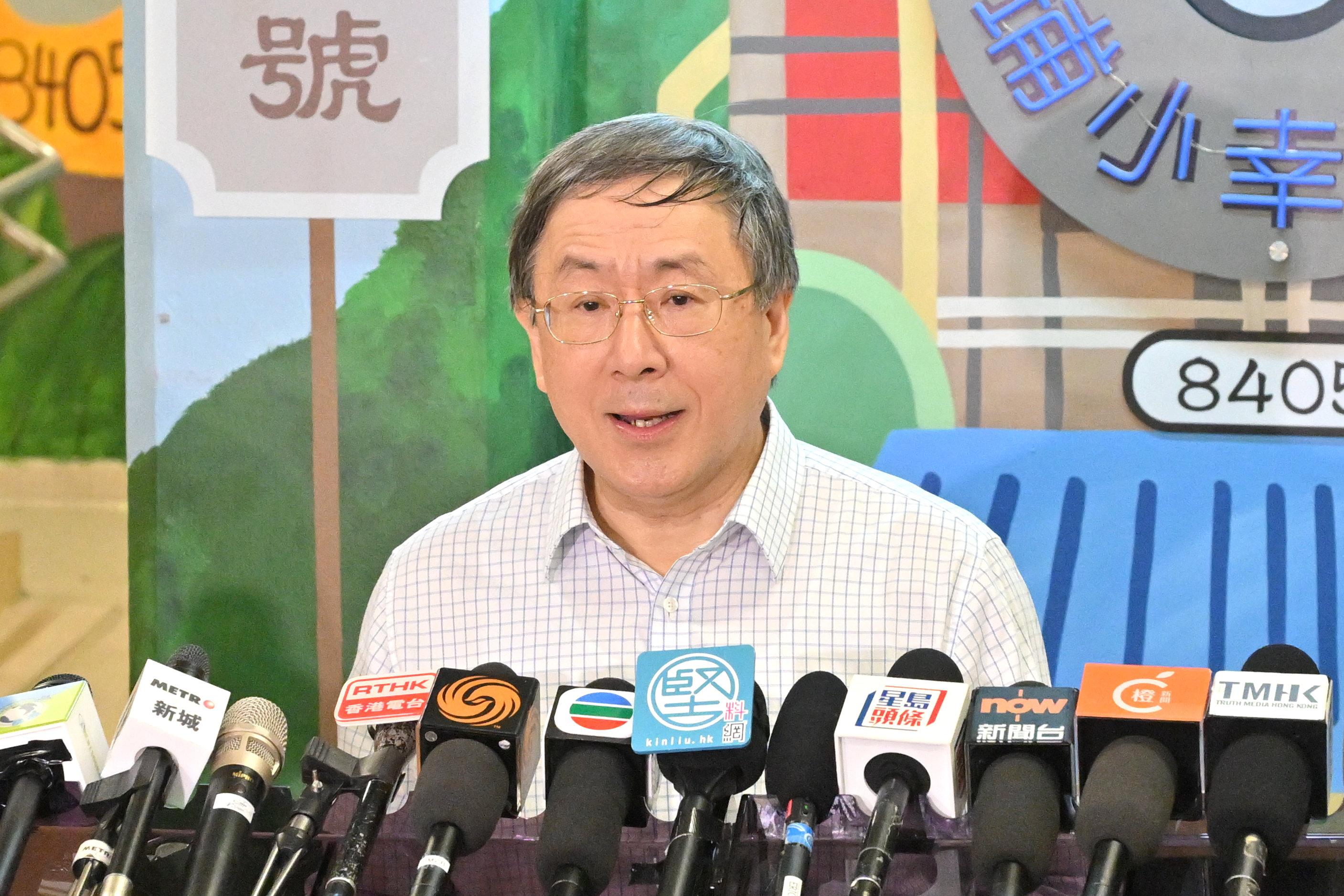 政務司副司長卓永興、保安局局長鄧炳強和社會福利署署長杜永恒今日（四月二十三日）視察大埔宏福苑宏昌閣和宏仁閣居民上樓安排後會見傳媒。圖示卓永興回應傳媒提問。
