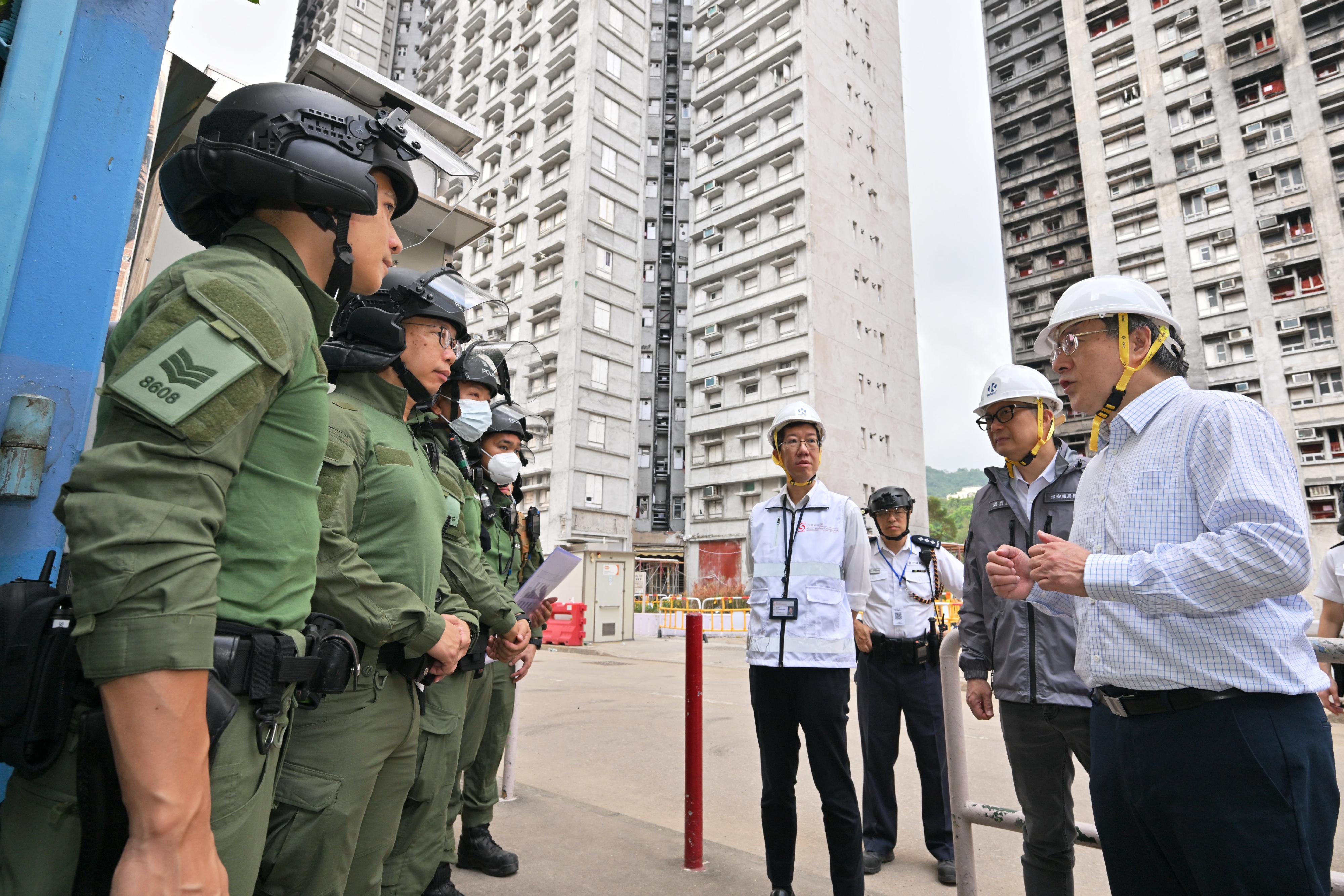 政務司副司長卓永興和保安局局長鄧炳強今日（四月二十三日）視察大埔宏福苑宏昌閣和宏仁閣居民上樓安排。圖示卓永興（右一）和鄧炳強（右二）勉勵警務人員緊守崗位，全力協助上樓居民。