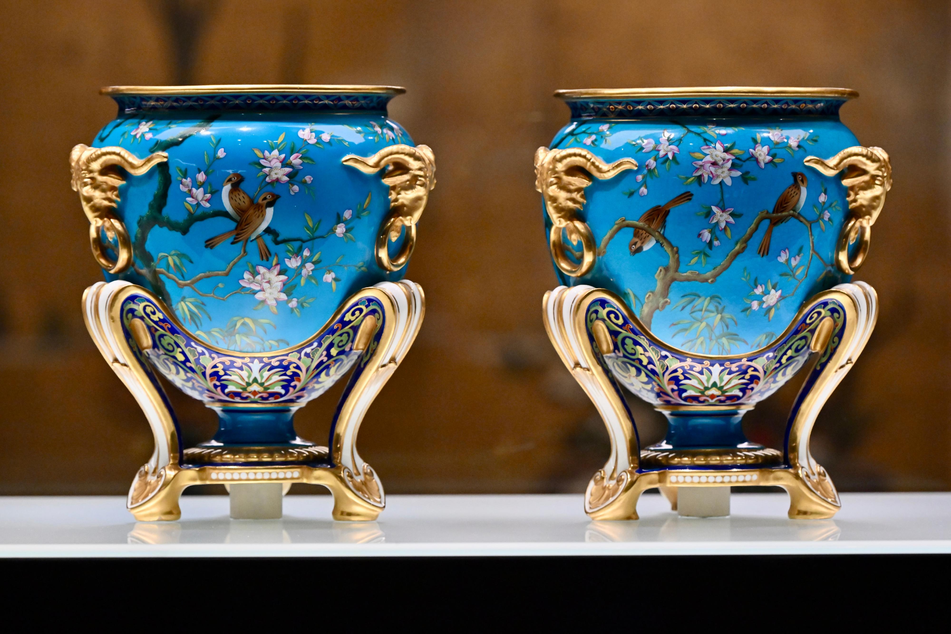 The "Blooming: The Art of Gardens in East and West" exhibition will be staged at the Hong Kong Museum of Art starting from tomorrow (April 24). Photo shows a pair of Minton jardinieres with enamel and gilt decoration from the collection of the Art Institute of Chicago.