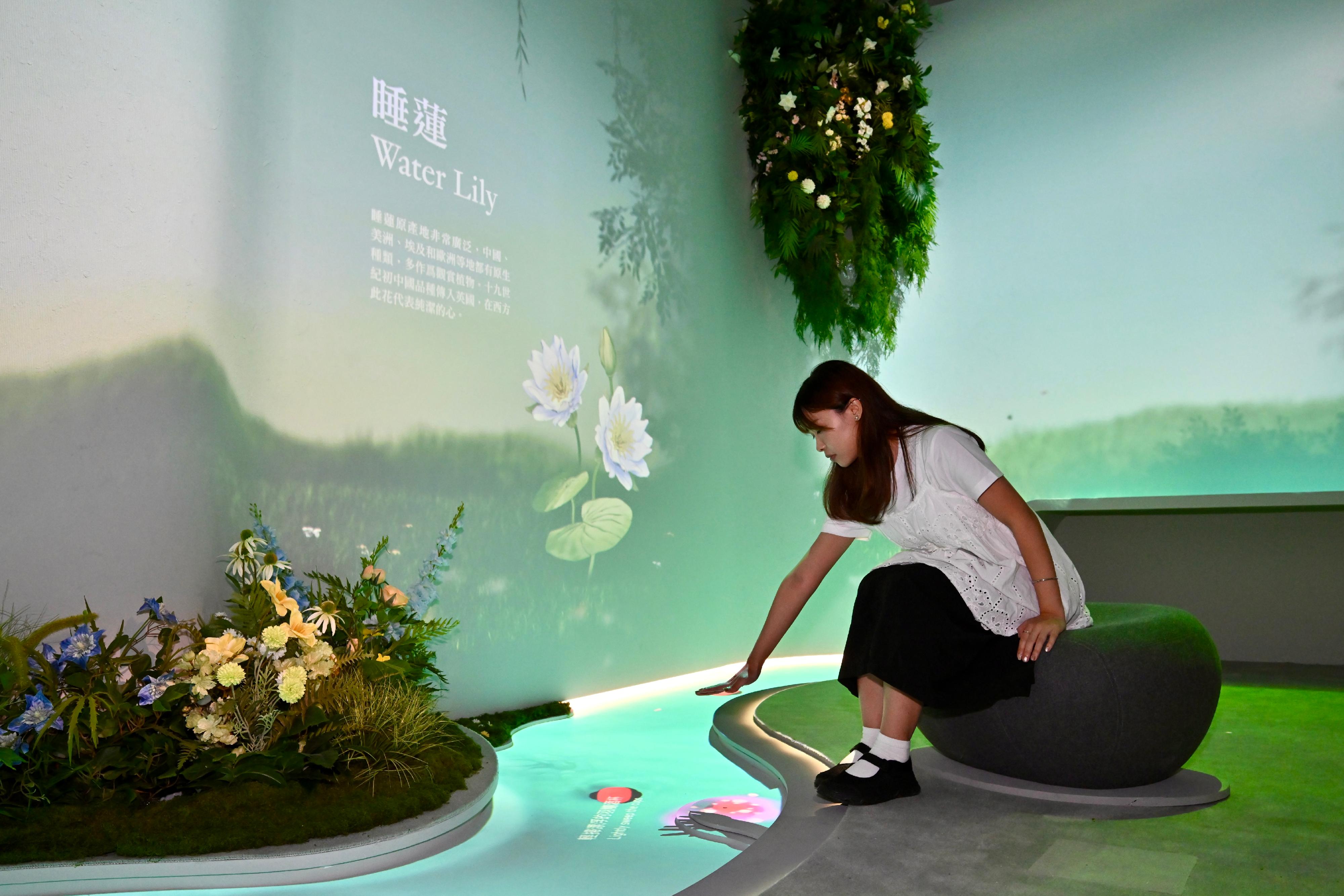 The "Blooming: The Art of Gardens in East and West" exhibition will be staged at the Hong Kong Museum of Art starting from tomorrow (April 24). Photo shows a scenographic recreation of the Orchid Pavilion Gathering in the education corner, enhanced with technology to provide visitors with an immersive experience.