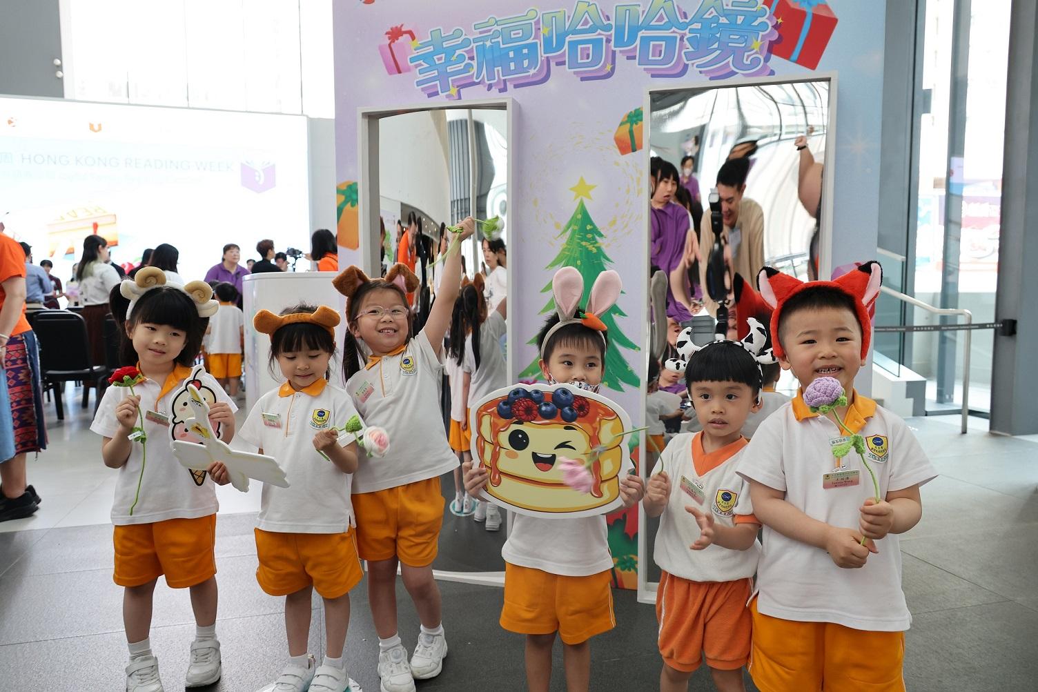 The Hong Kong Public Libraries (HKPL) of the Leisure and Cultural Services Department today (April 23) collaborated with stakeholders to set up reading locations for "Read Together for Half an Hour" activities. The HKPL and the Hans Andersen Club also co-organised "Joyful Family Reading Carnival" at the East Kowloon Cultural Centre. Photo shows children at the carnival.