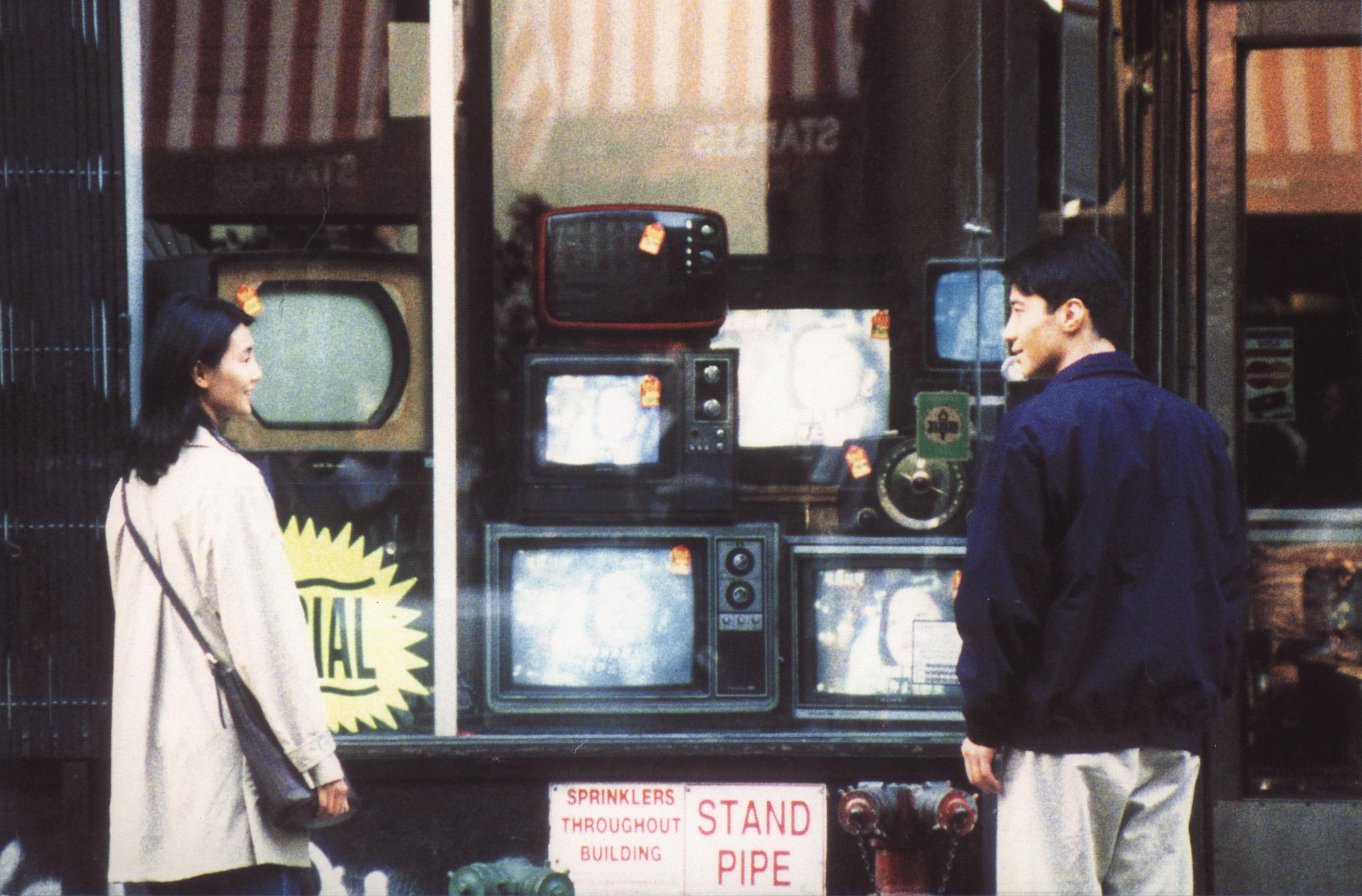 康樂及文化事務署香港電影資料館（資料館）二○二六年將推出三輯「星級影談」系列節目。首輯節目由導演陳可辛選出四部代表作，以及兩部對他影響深遠的荷里活經典於五月二十三日及二十四日在資料館電影院放映。圖示《甜蜜蜜》（1996）劇照。（鳴謝Park Circus／Warner Bros.）