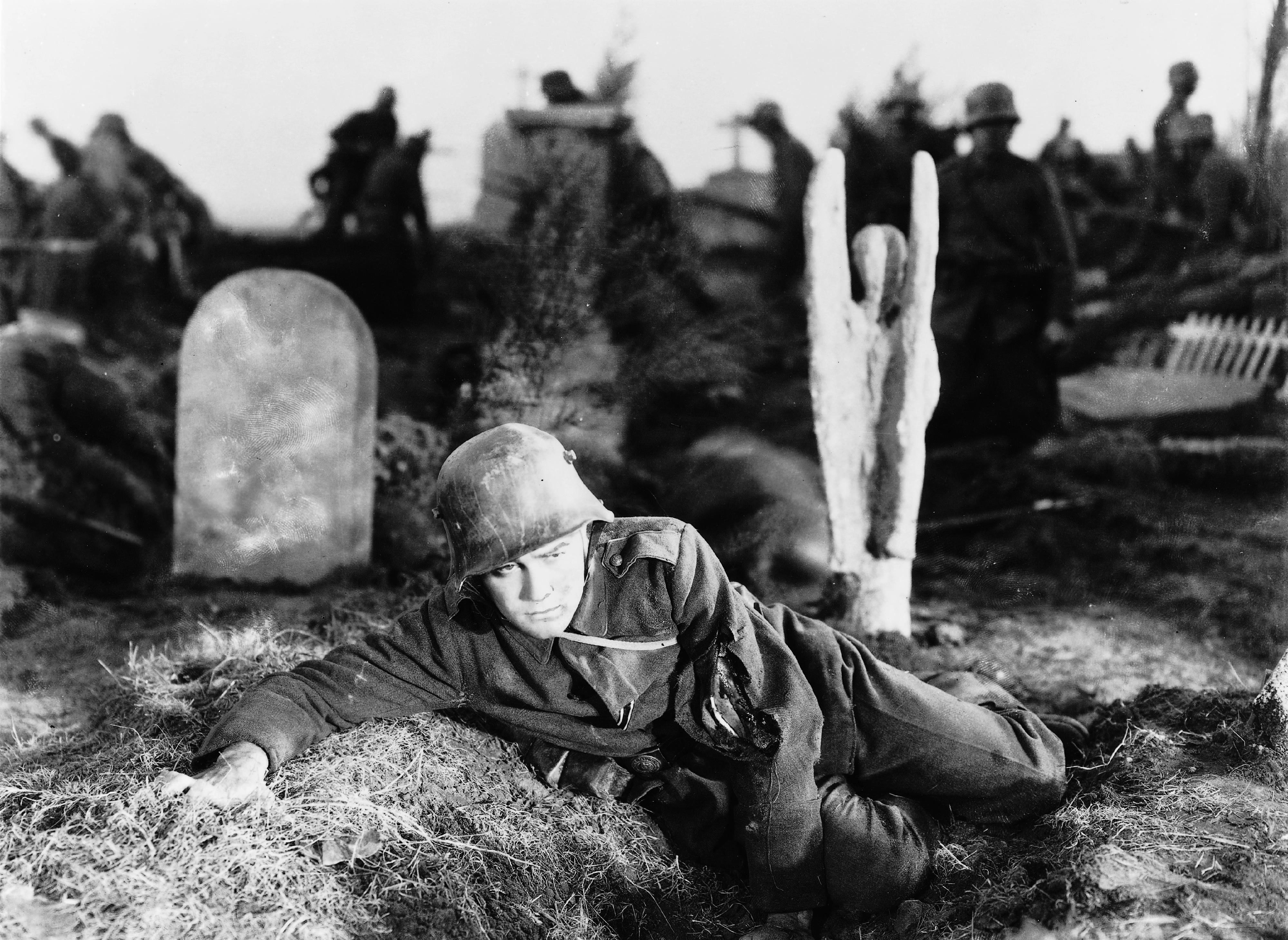 康樂及文化事務署香港電影資料館（資料館）二○二六年將推出三輯「星級影談」系列節目。首輯節目由導演陳可辛選出四部代表作，以及兩部對他影響深遠的荷里活經典於五月二十三日及二十四日在資料館電影院放映。圖示《西線無戰事》（1930）（2K數碼修復版）劇照。（鳴謝Park Circus／Universal）