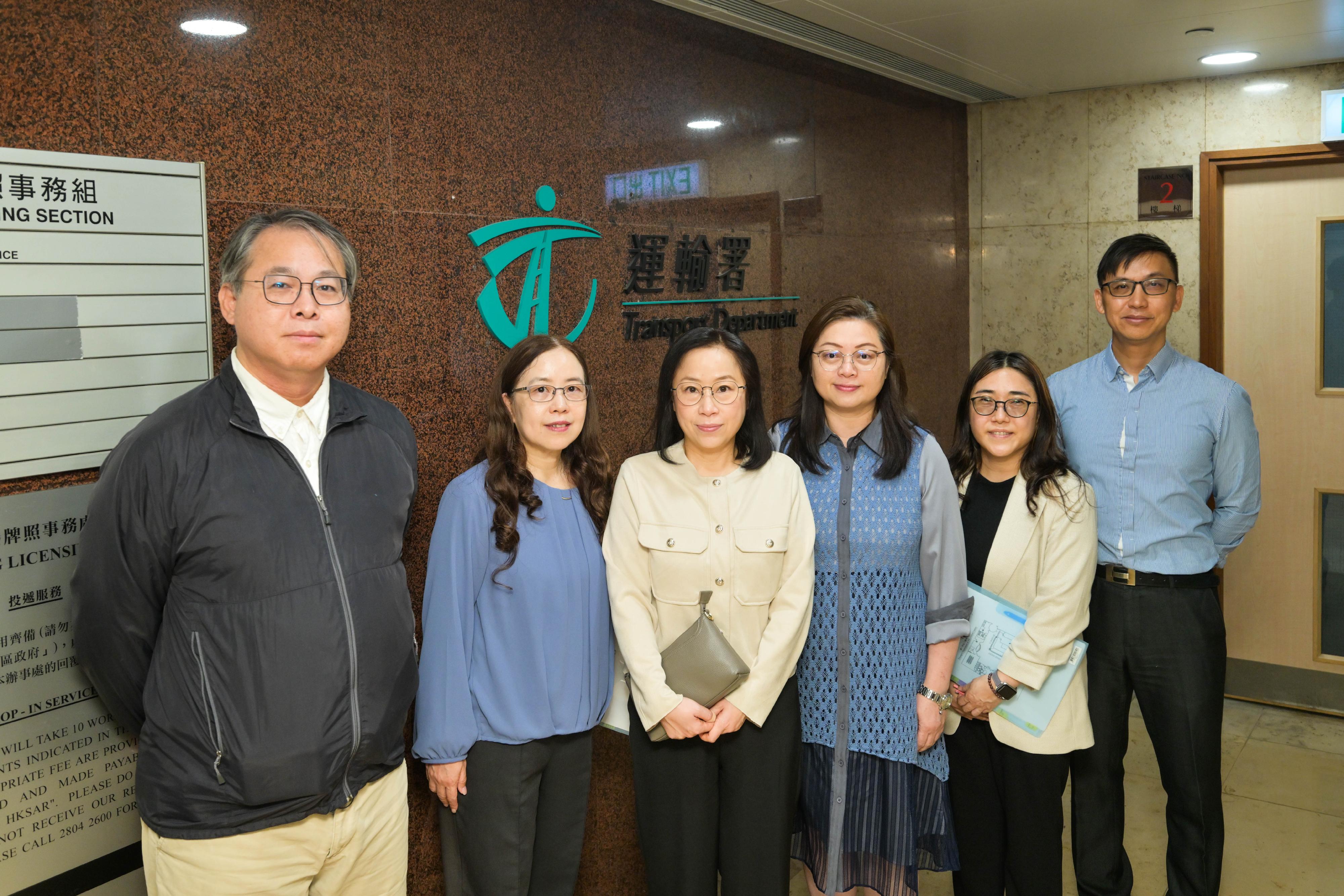 The Commissioner for Transport, Miss Winnie Tse, today (April 23) visited the Hong Kong Licensing Office at United Centre, Admiralty. She was briefed on the operations and application situation following the full implementation of online appointments for counter services for direct issue of the Hong Kong Full Driving Licence since March 16, coupled with a 40 per cent increase in booking quotas on each working day and service extension to the four Licensing Offices across the territory. Photo shows (from second left) the Assistant Commissioner for Transport/Administration and Licensing, Ms Amy Lee; Miss Tse; the Principal Executive Officer/Vehicles and Drivers Licensing Integrated Data System and Licensing of the Transport Department, Ms Helen Lee, and team members.