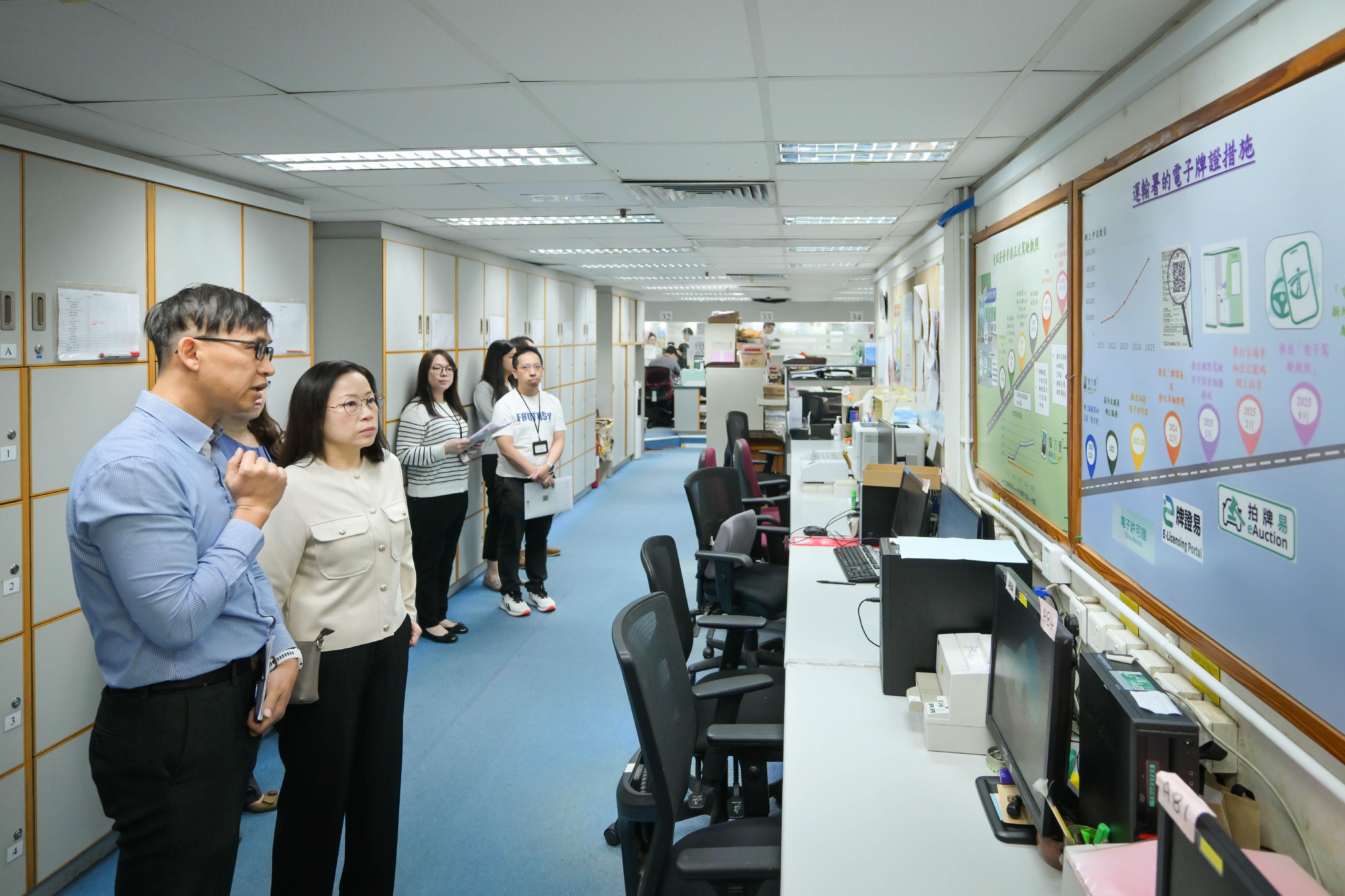 The Commissioner for Transport, Miss Winnie Tse, today (April 23) visited the Hong Kong Licensing Office at United Centre, Admiralty. She was briefed on the operations and application situation following the full implementation of online appointments for counter services for direct issue of the Hong Kong Full Driving Licence since March 16, coupled with a 40 per cent increase in booking quotas on each working day and service extension to the four Licensing Offices across the territory. Photo shows Miss Tse (second left) being briefed on the progress of the digitalisation of licensing services.
