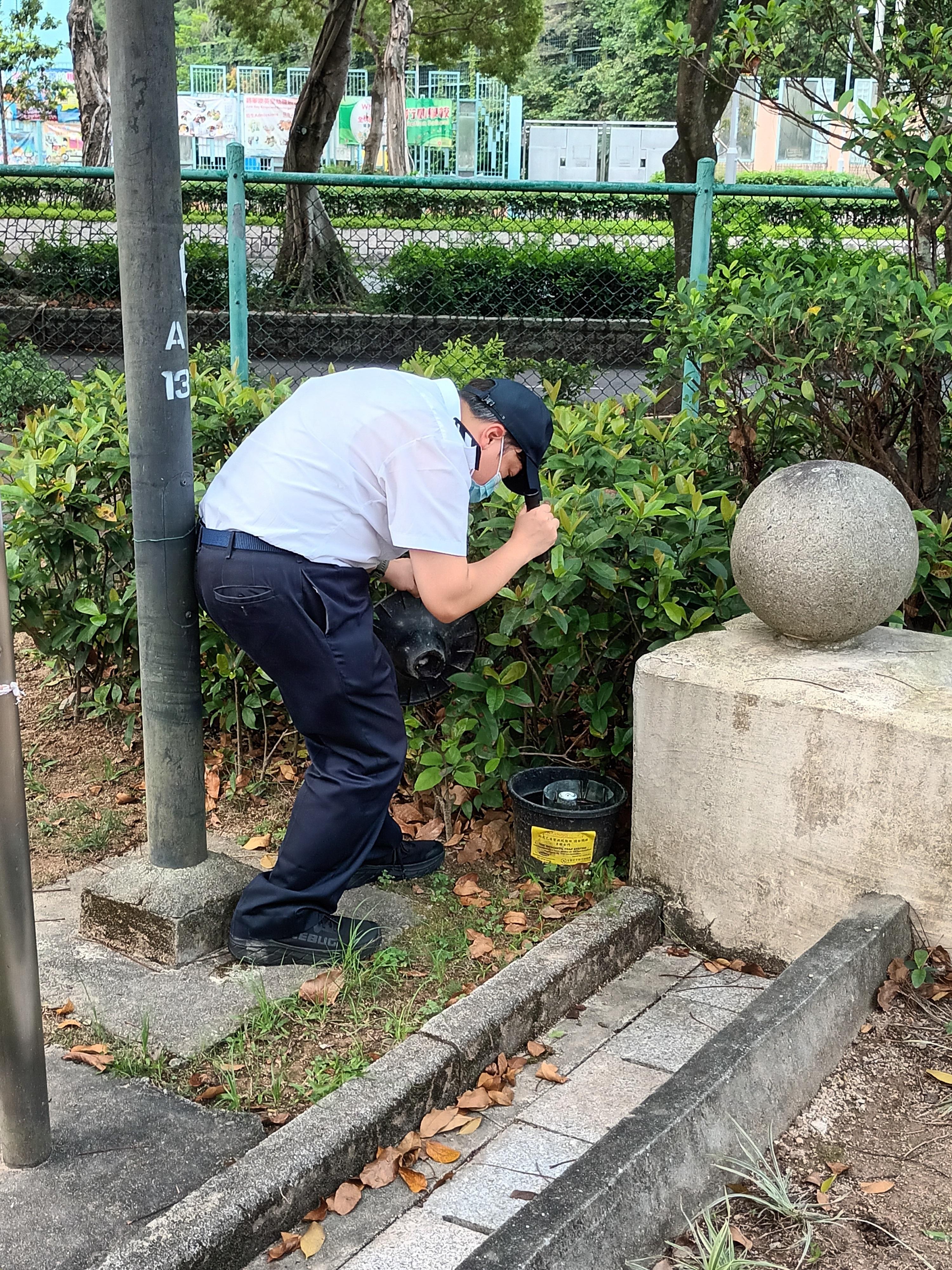食物環境衞生署（食環署）今日（四月二十三日）公布四月份第三批涵蓋25個監察地區的白紋伊蚊誘蚊器指數及密度指數。圖示食環署人員巡視西貢區將軍澳北一公園，檢查新型捕蚊器。
