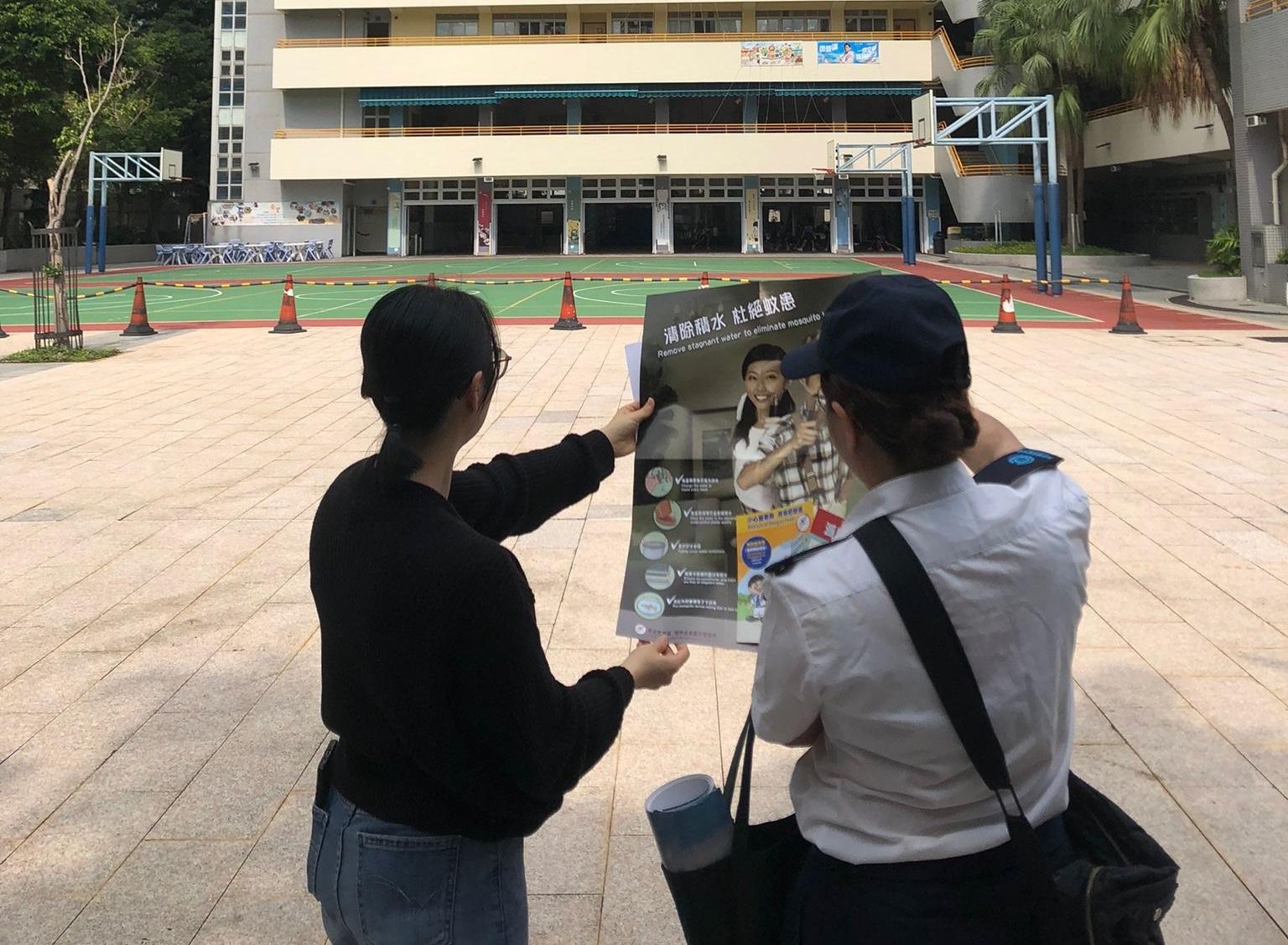The Food and Environmental Hygiene Department (FEHD) today (April 23) released the third batch of gravidtrap indexes and density indexes for Aedes albopictus in April, covering 25 survey areas. Photo shows an FEHD staff member inspecting a school in Shau Kei Wan and Sai Wan Ho, Eastern District, providing the school's staff member with technical advice on mosquito prevention and control.