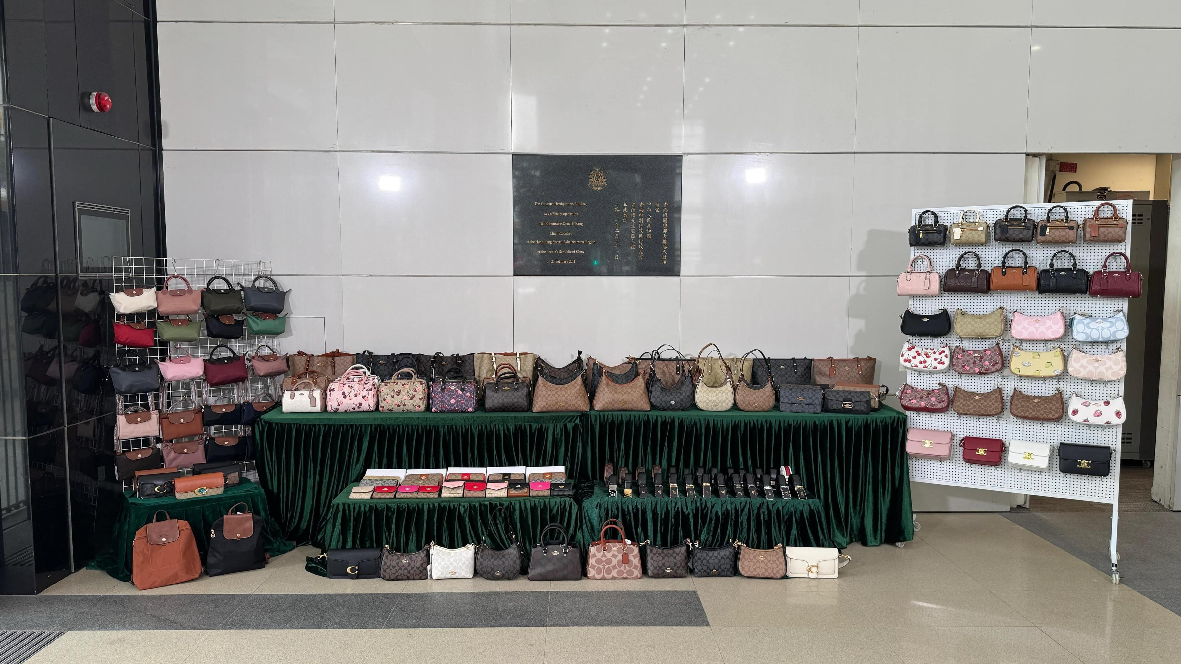 Hong Kong Customs yesterday (April 22) mounted a special enforcement operation codenamed "Gridbuster" in Mong Kok to combat the sale of counterfeit goods and seized about 1 800 suspected counterfeit items with an estimated market value of about $ 1.1 million. Photo shows the suspected counterfeit items seized.