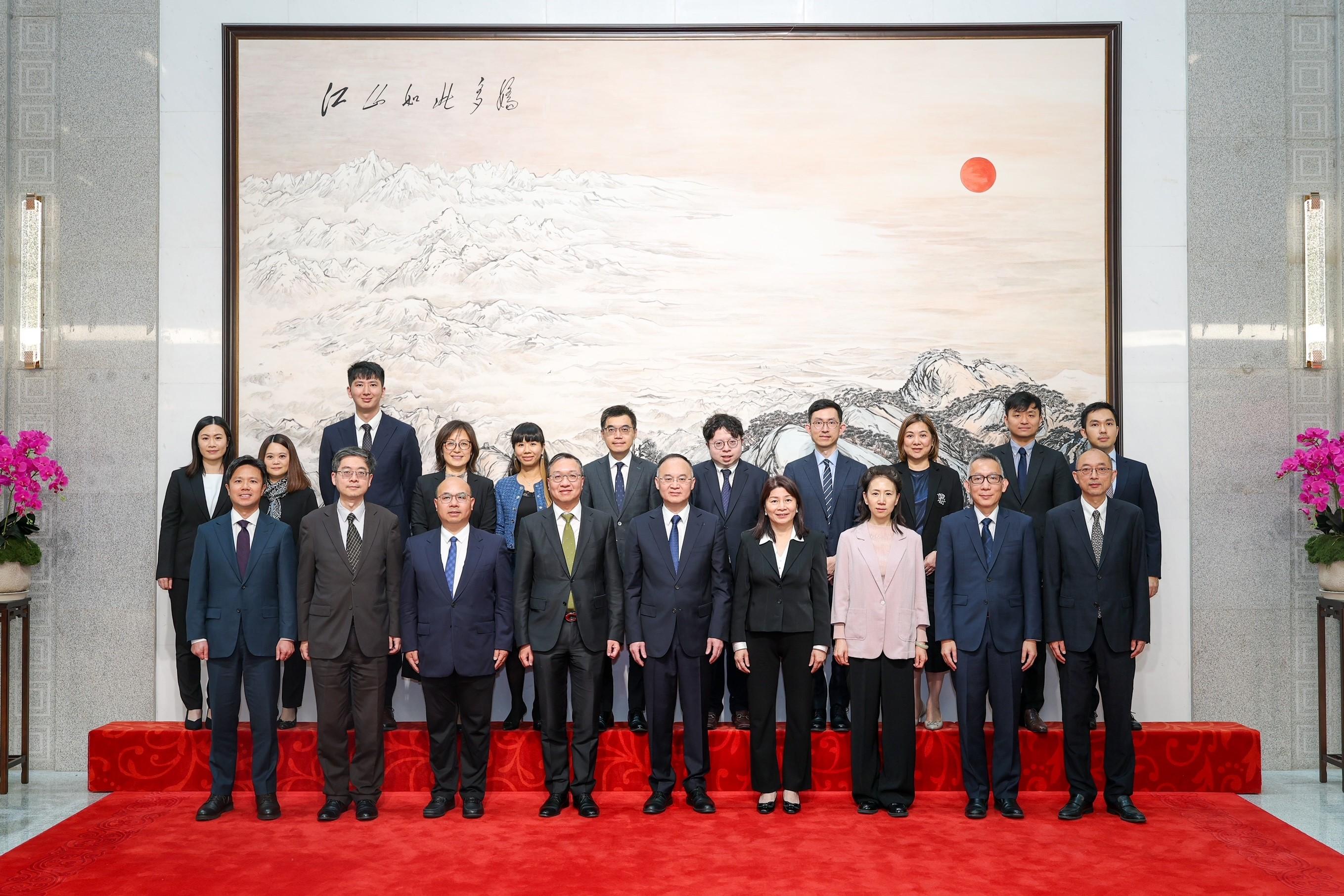 律政司司長林定國資深大律師四月二十二日繼續北京訪問行程，並拜訪中央港澳工作辦公室、國務院港澳事務辦公室，與農融副主任會面。圖示農融（前排中）、林定國（前排左四）、刑事檢控專員楊美琪（前排右四）、國際法律專員丁國榮博士（前排左二）、法律政策專員梅基發（前排右二）和民事法律專員戴思勁（前排左一）會面前合照。

