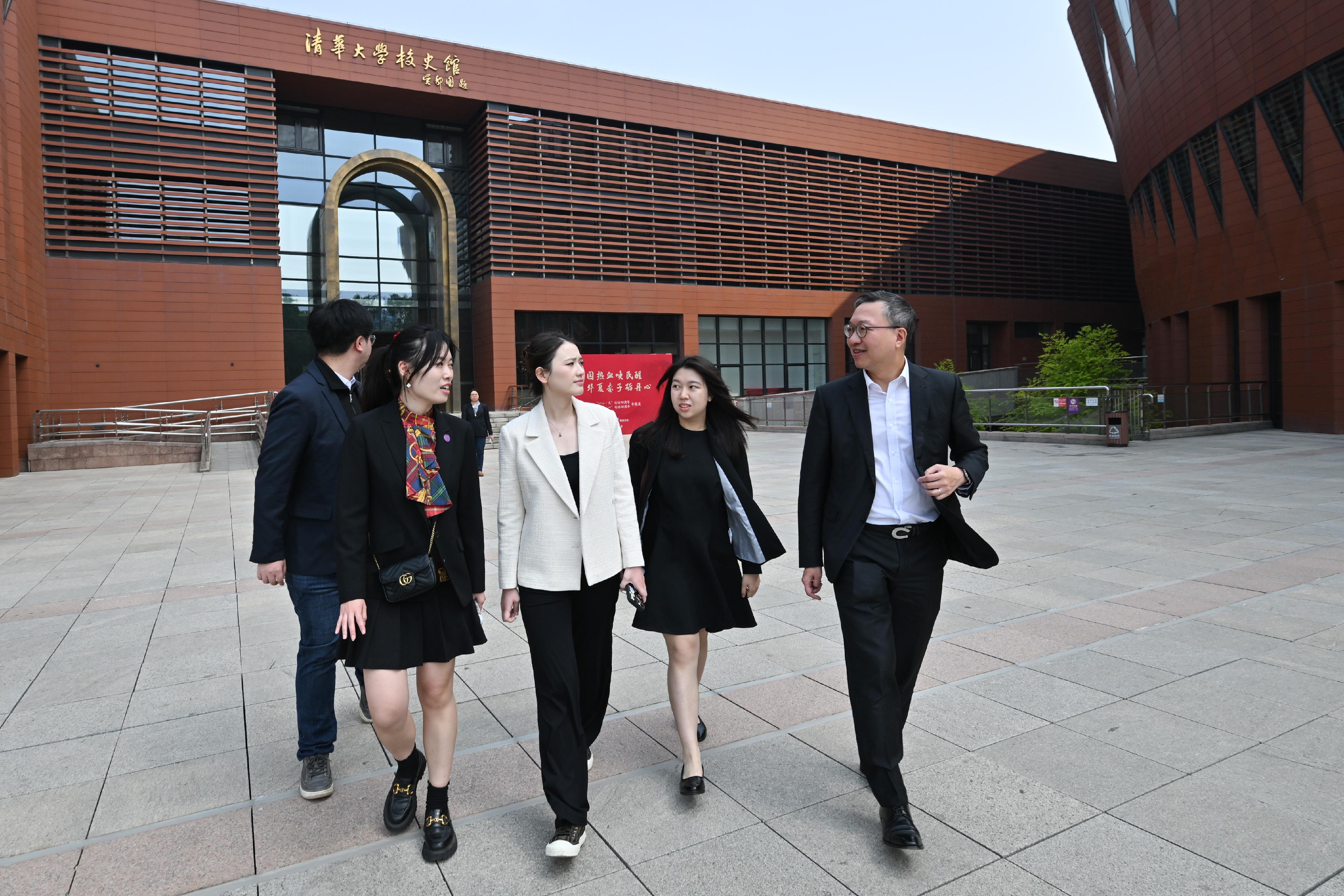 律政司司長林定國資深大律師繼續北京訪問行程。圖示林定國（右一）四月二十三日到訪清華大學，與清華大學法學院及香港學生代表交談。

