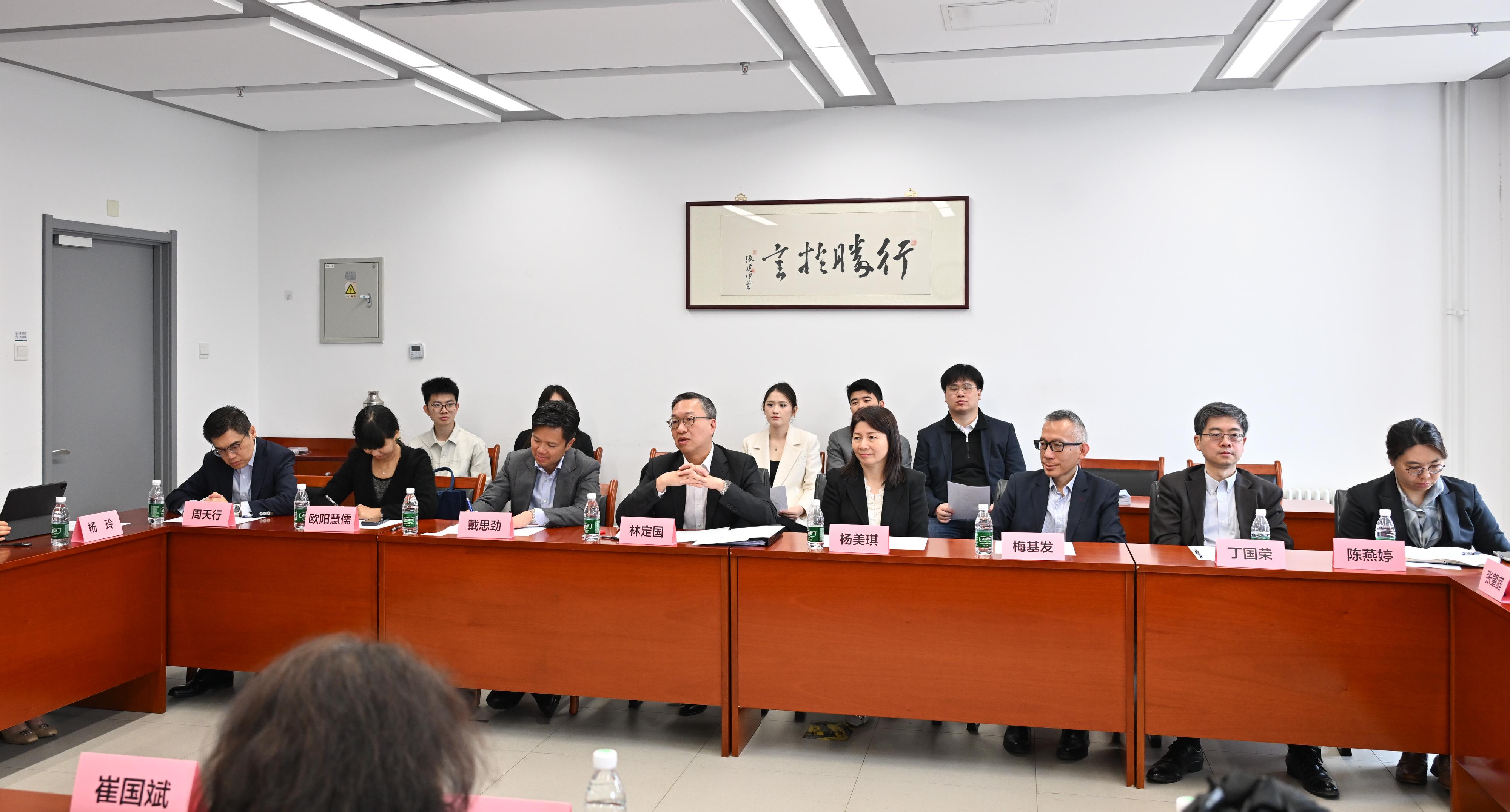 律政司司長林定國資深大律師繼續北京訪問行程。圖示林定國（前排左四）四月二十三日與清華大學法學院院長崔國斌教授舉行座談會。刑事檢控專員楊美琪（前排右四）、國際法律專員丁國榮博士（前排右二）、法律政策專員梅基發（前排右三）和民事法律專員戴思勁（前排左三）亦有出席。
