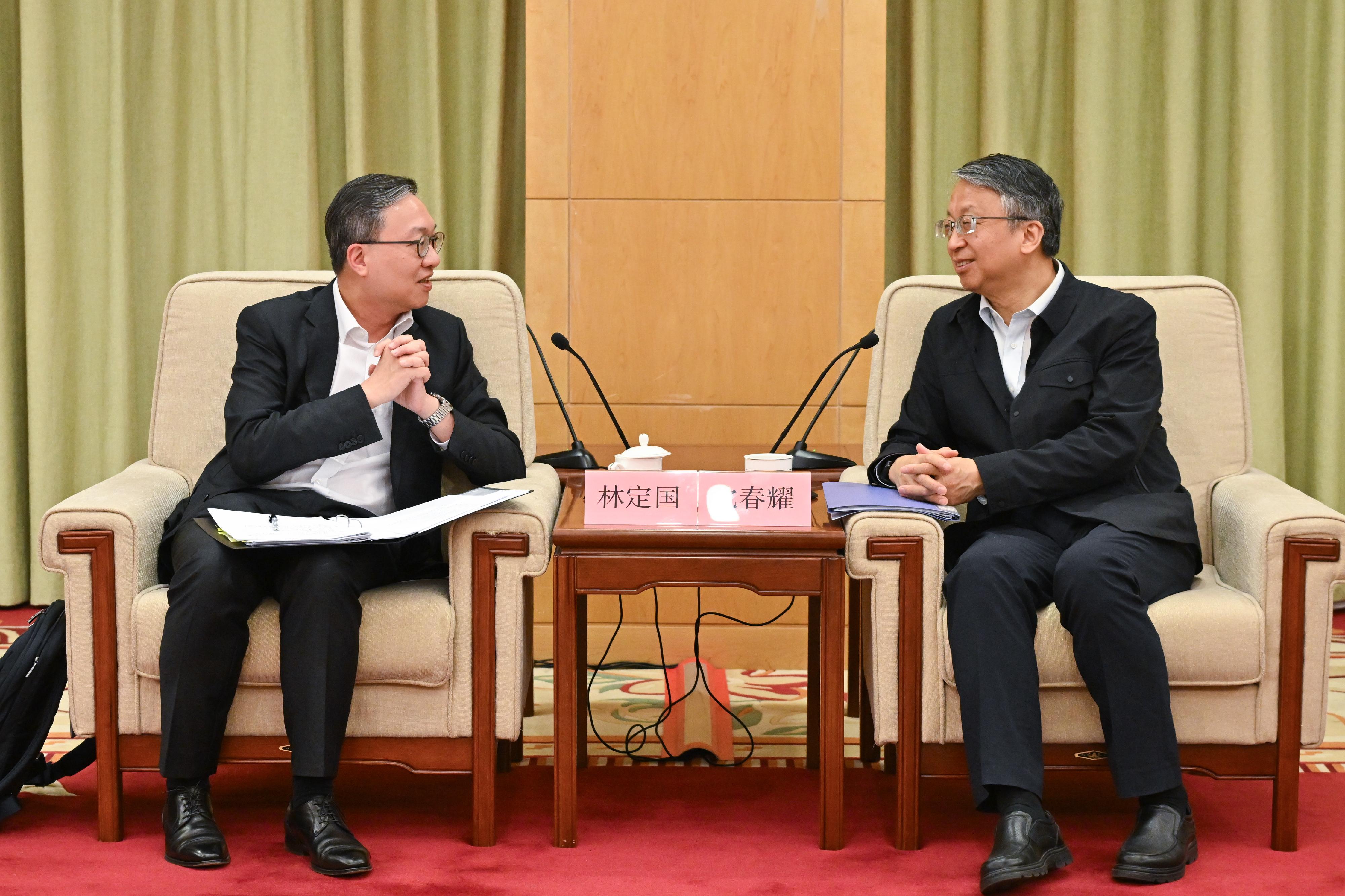 律政司司長林定國資深大律師繼續北京訪問行程。圖示林定國(左)四月二十三日與全國人民代表大會常務委員會法制工作委員會主任、全國人大常委會港澳基本法委員會主任沈春耀(右)會面。