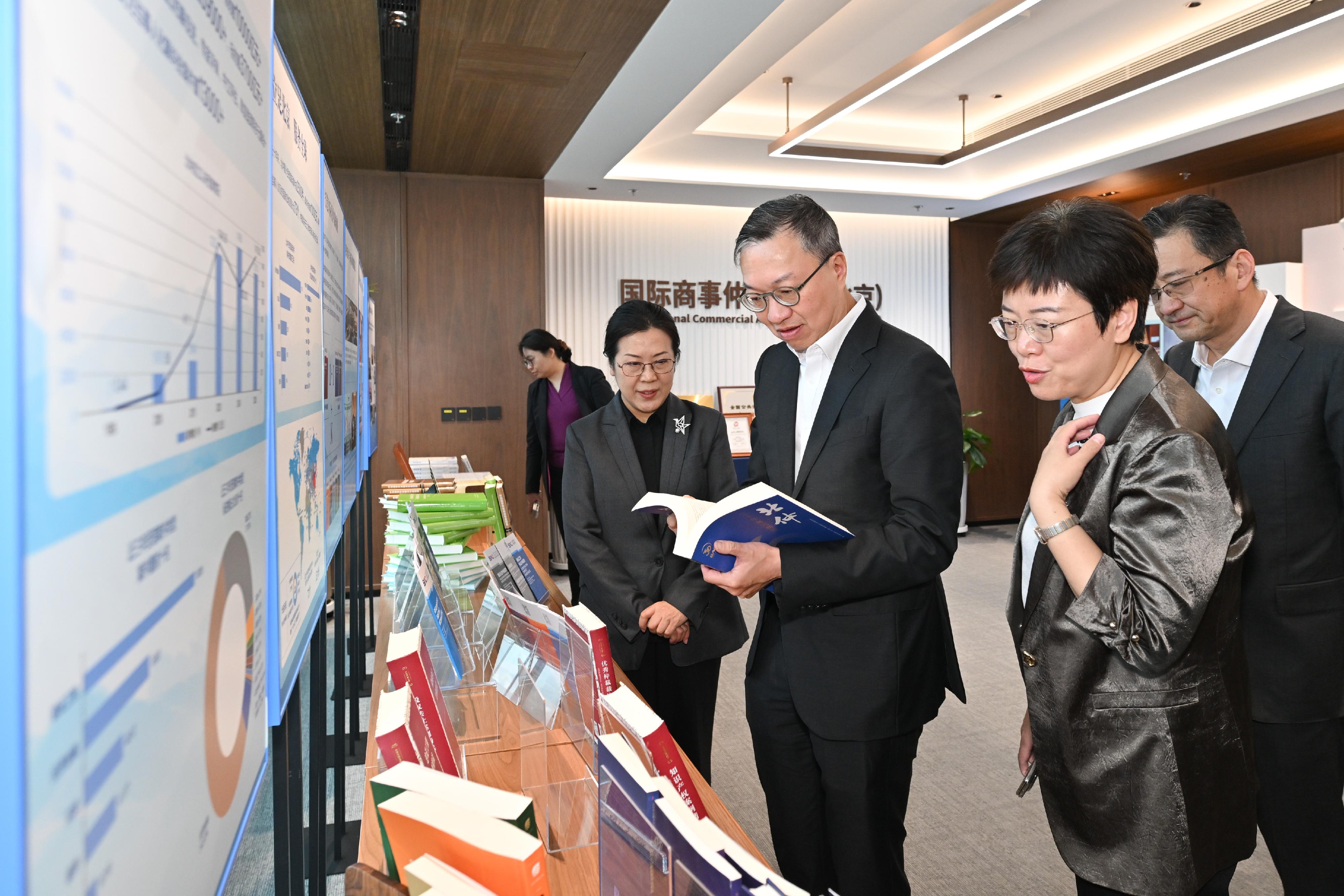 The Secretary for Justice, Mr Paul Lam, SC, continued his visit to Beijing. Photo shows Mr Lam (third right), visiting the International Commercial Arbitration Center (Beijing) on April 22.  

