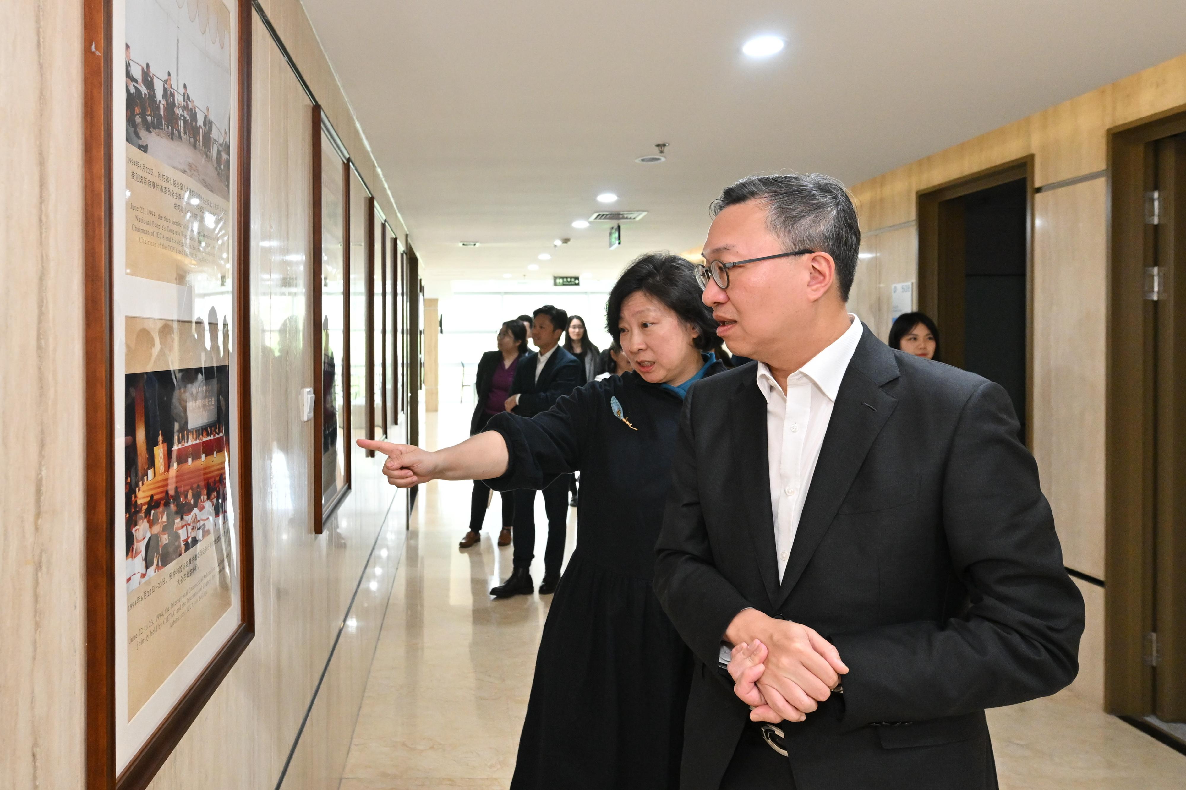 The Secretary for Justice, Mr Paul Lam, SC, continued his visit to Beijing. Photo shows Mr Lam (first right), visiting the China International Economic and Trade Arbitration Commission on April 22.