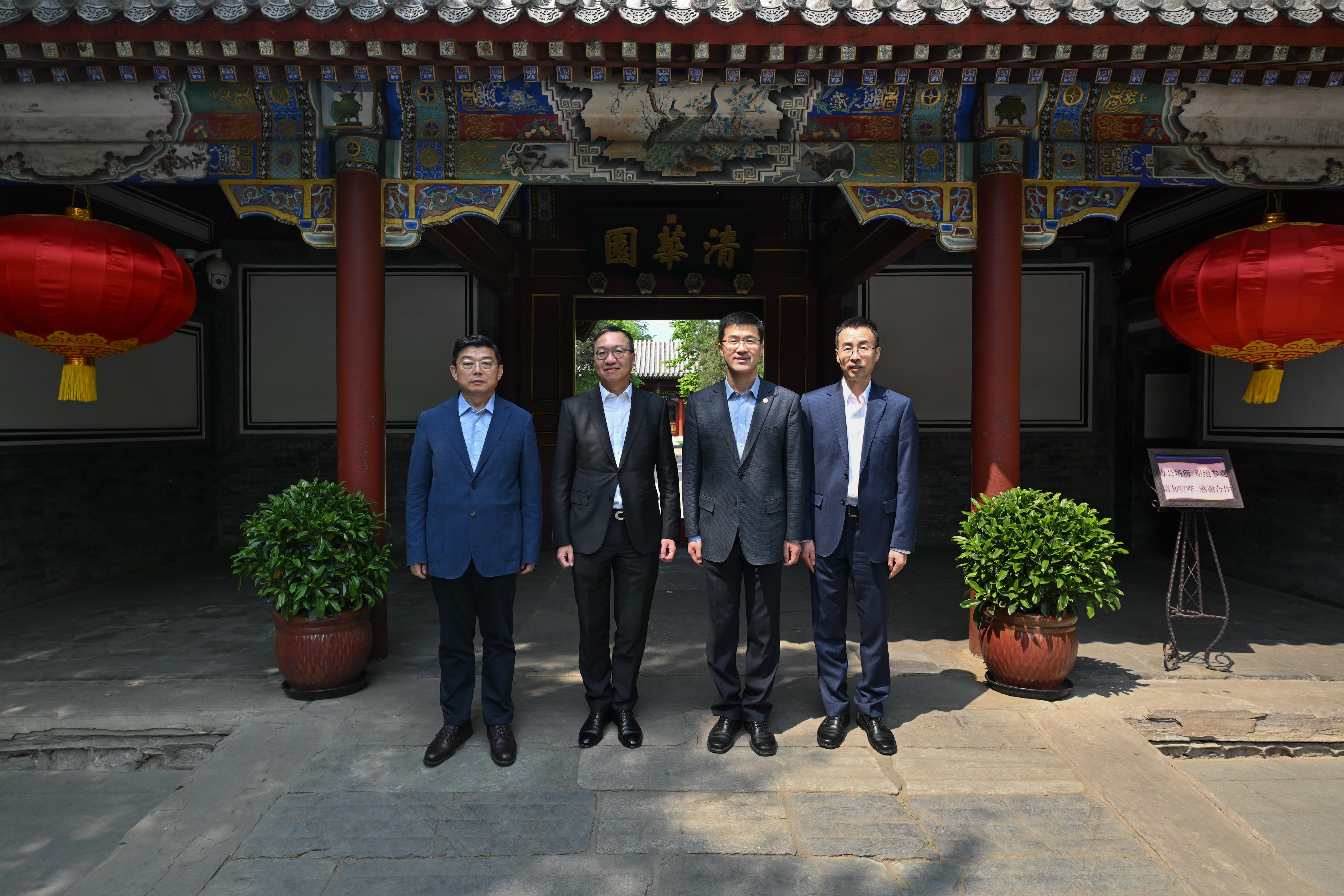The Secretary for Justice, Mr Paul Lam, SC, continued his visit to Beijing and visited Tsinghua University on April 23. Photo shows Mr Lam (second left); Deputy Secretary of the Communist Party of China Tsinghua University Committee Professor Guo Yong (second right); Vice President of the Chinese Association of Hong Kong and Macao Studies and Professor of the School of Law of Tsinghua University Professor Wang Zhenmin (first left); and the Dean of the School of Law of Tsinghua University, Professor Cui Guobin (first right) after their meeting.

