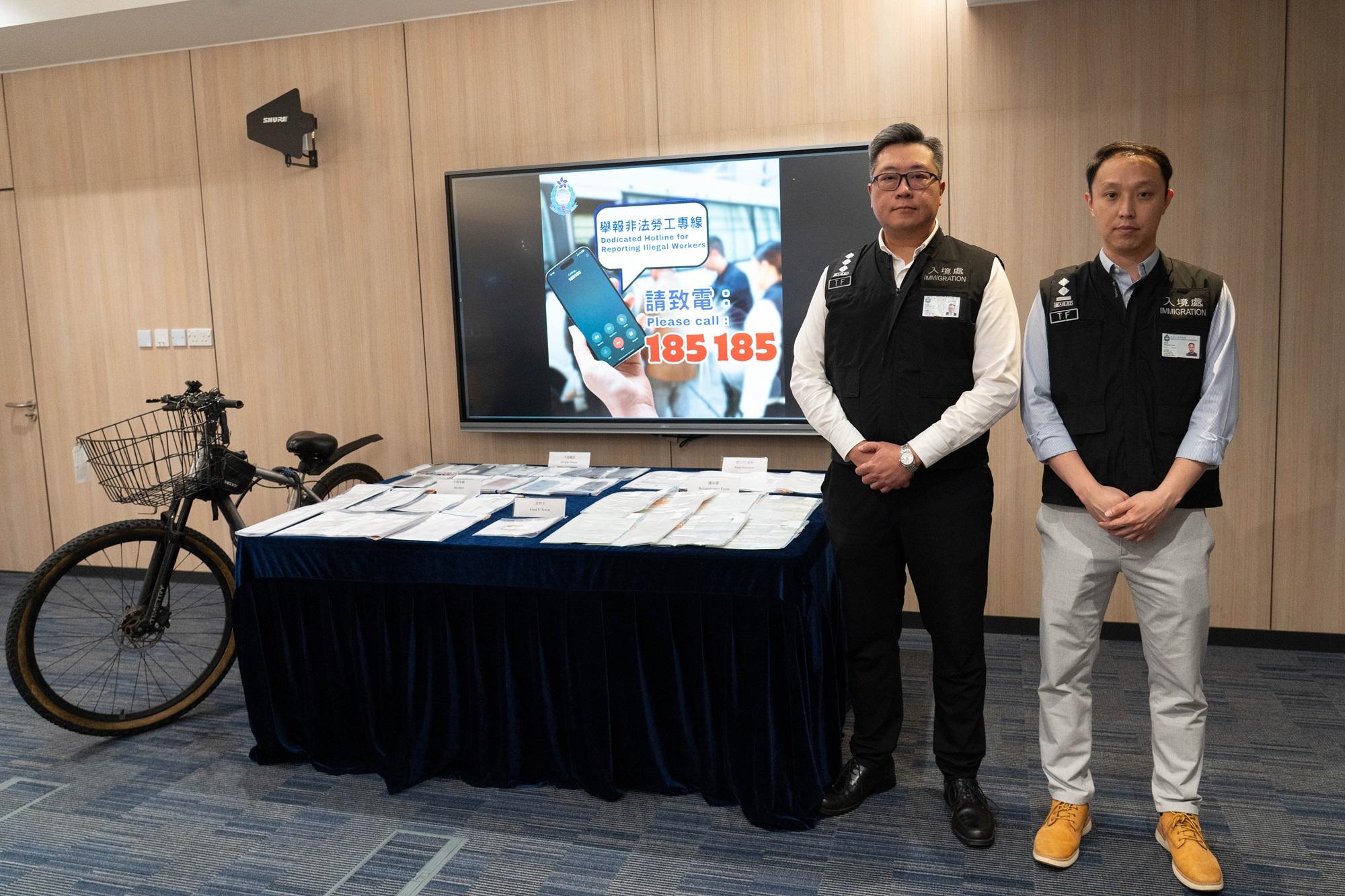 入境事務處於四月十三日至昨日（四月二十二日）在全港多區展開代號為「光影行動」的反非法勞工行動，以打擊非法外賣員。圖示行動中檢取的證物。