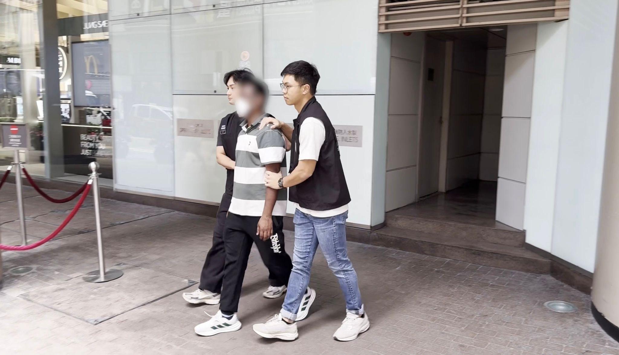 The Immigration Department mounted a series of territory-wide anti-illegal worker operations codenamed "Lightshadow" to combat illegal food delivery couriers from April 13 to yesterday (April 22). Photo shows a suspected illegal worker arrested during an operation.