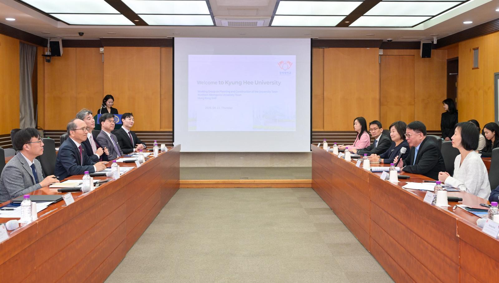 The Chief Secretary for Administration, Mr Chan Kwok-ki, today (April 23) led the delegation of the Working Group on Planning and Construction of the University Town under the Committee on Development of the Northern Metropolis to continue its visit to Korea. Photo shows Mr Chan (second right), the Secretary for Education, Dr Choi Yuk-lin (third right), and the delegation visiting Kyung Hee University and exchanging views with the university representatives.