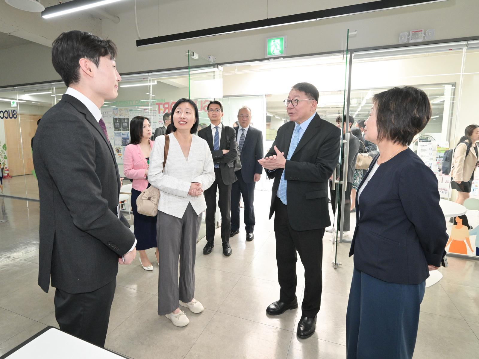 The Chief Secretary for Administration, Mr Chan Kwok-ki, today (April 23) led the delegation of the Working Group on Planning and Construction of the University Town under the Committee on Development of the Northern Metropolis to continue its visit to Korea. Photo shows Mr Chan (second right), the Secretary for Education, Dr Choi Yuk-lin (first right), and the delegation visiting Kyung Hee University.