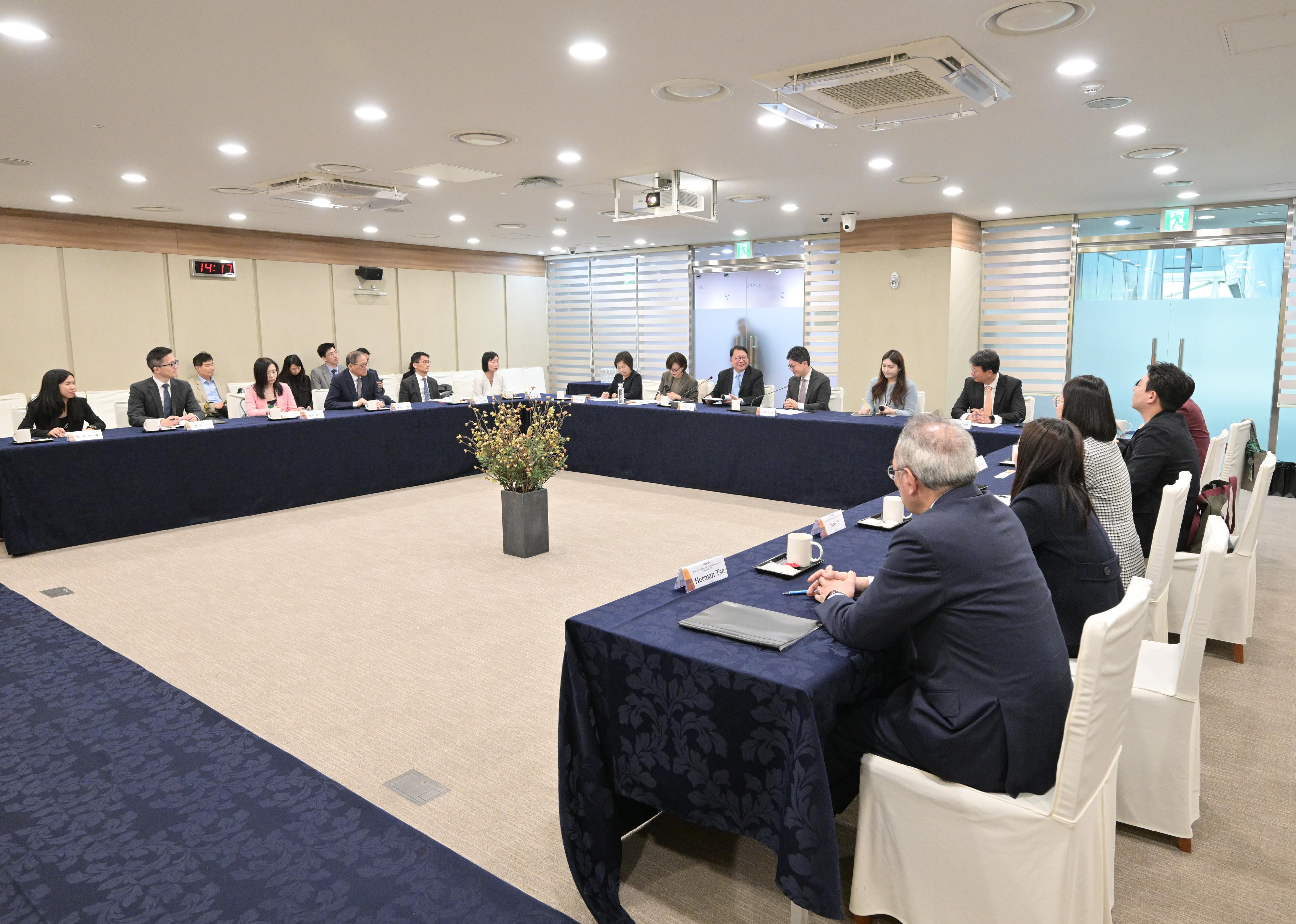 The Chief Secretary for Administration, Mr Chan Kwok-ki, today (April 23) led the delegation of the Working Group on Planning and Construction of the University Town under the Committee on Development of the Northern Metropolis to continue its visit to Korea. Photo shows Mr Chan (front row, ninth left), the Secretary for Education, Dr Choi Yuk-lin (front row, seventh left), and the delegation exchanging views with Vice Mayor for Political Affairs of the Seoul Metropolitan Government Mr Kim Byung-min (front row, 10th left) on university town planning and future co-operation opportunities between the two places.