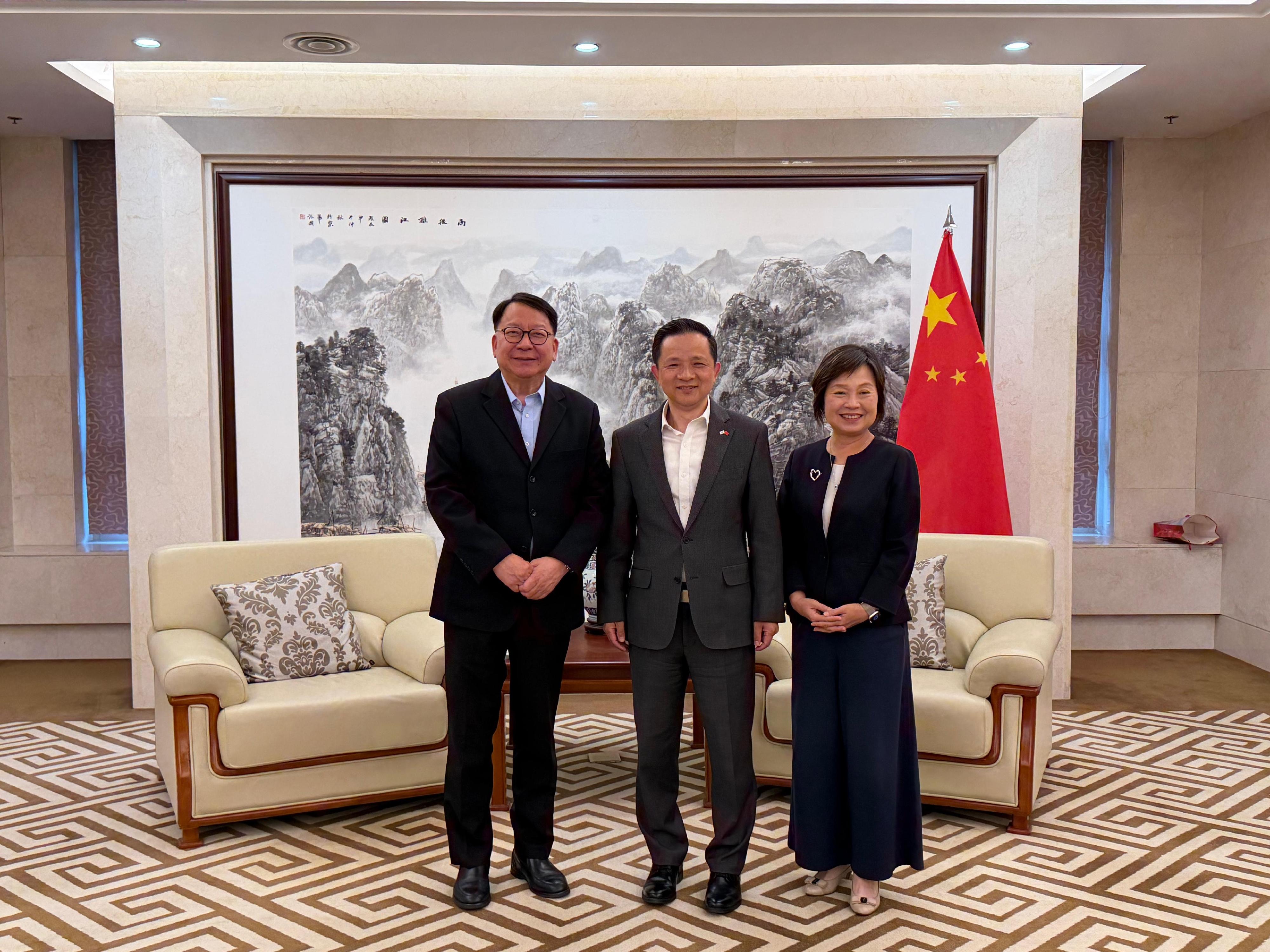 The Chief Secretary for Administration, Mr Chan Kwok-ki, today (April 23) led the delegation of the Working Group on Planning and Construction of the University Town under the Committee on Development of the Northern Metropolis to continue its visit to Korea. Photo shows Mr Chan (left) and the Secretary for Education, Dr Choi Yuk-lin (right), meeting with the Chinese Ambassador to Korea, Mr Dai Bing.