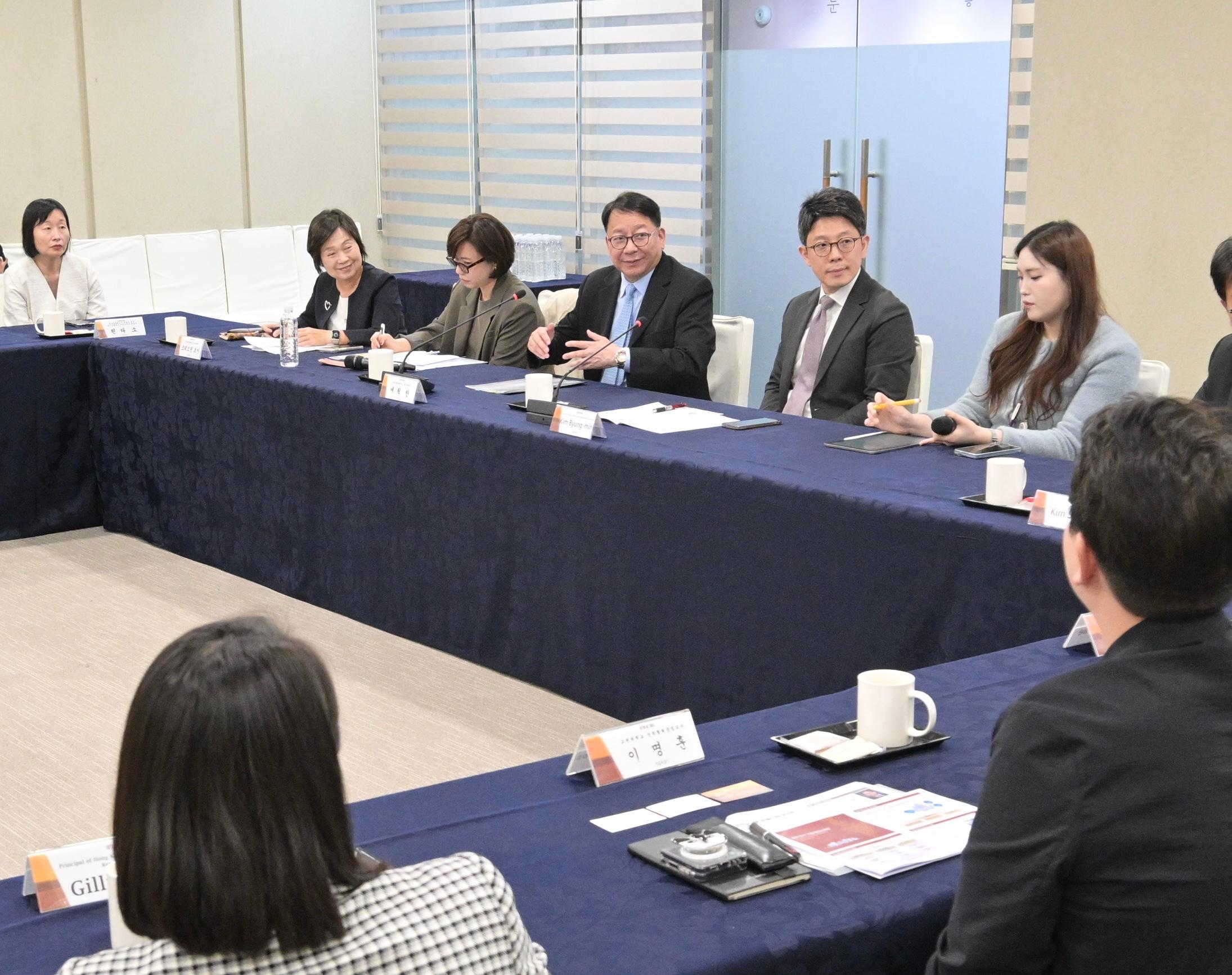 政務司司長陳國基率領「北都發展委員會」轄下「大學城籌劃及建設組」代表團今日（四月二十三日）繼續訪問韓國。圖示陳國基（左四）、教育局局長蔡若蓮博士（左二）及代表團與首爾市政務副市長金炳玟（左五）就大學城規劃及兩地未來合作機會會面交流。