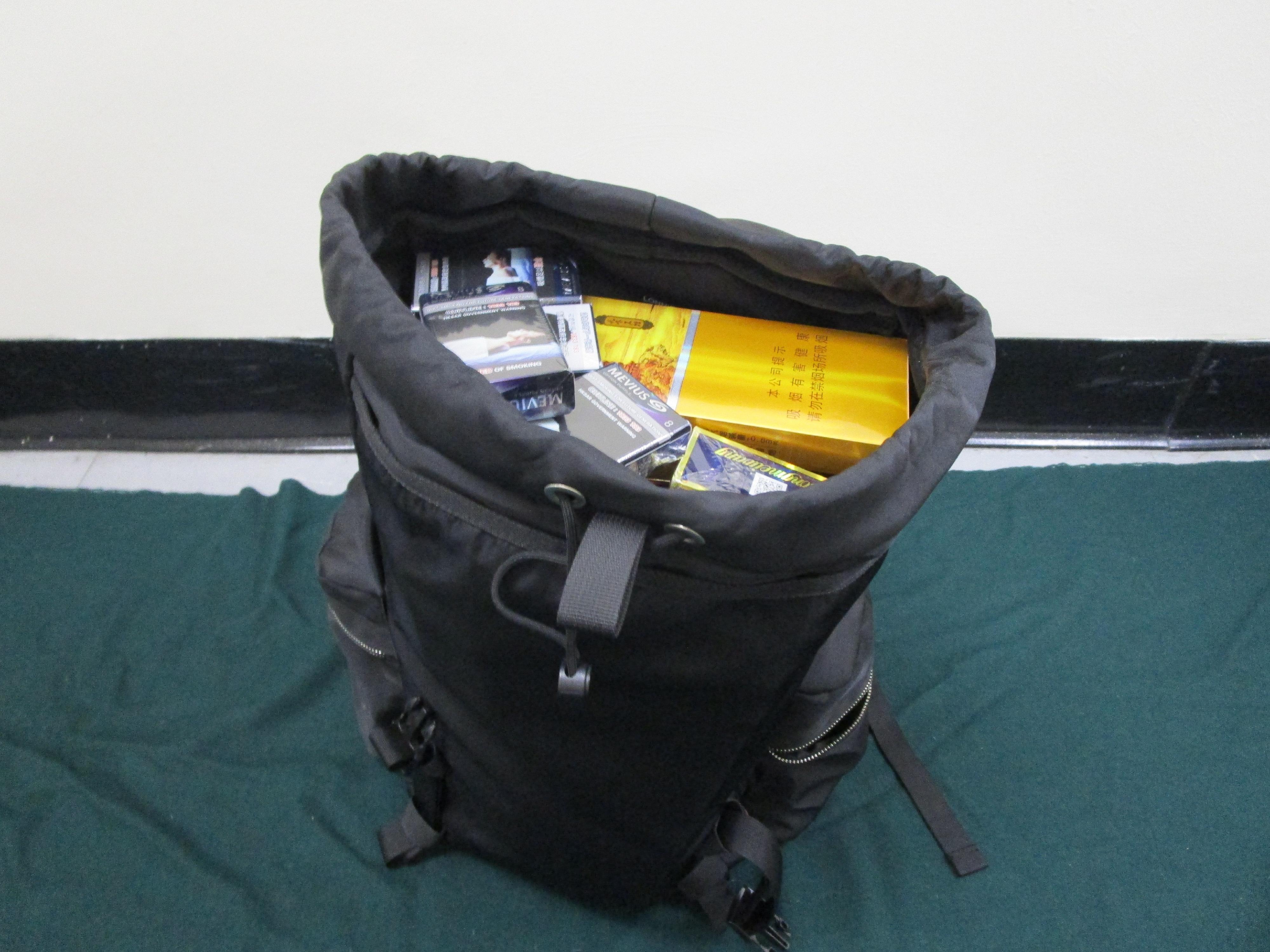 兩名入境旅客因管有未完稅香煙和未有向海關人員作出申報，違反《應課稅品條例》，今日（四月二十三日）在粉嶺裁判法院分別被判處監禁三個月及兩個月。圖示於一名五十歲抵港男旅客的個人行李內檢獲的未完稅香煙。