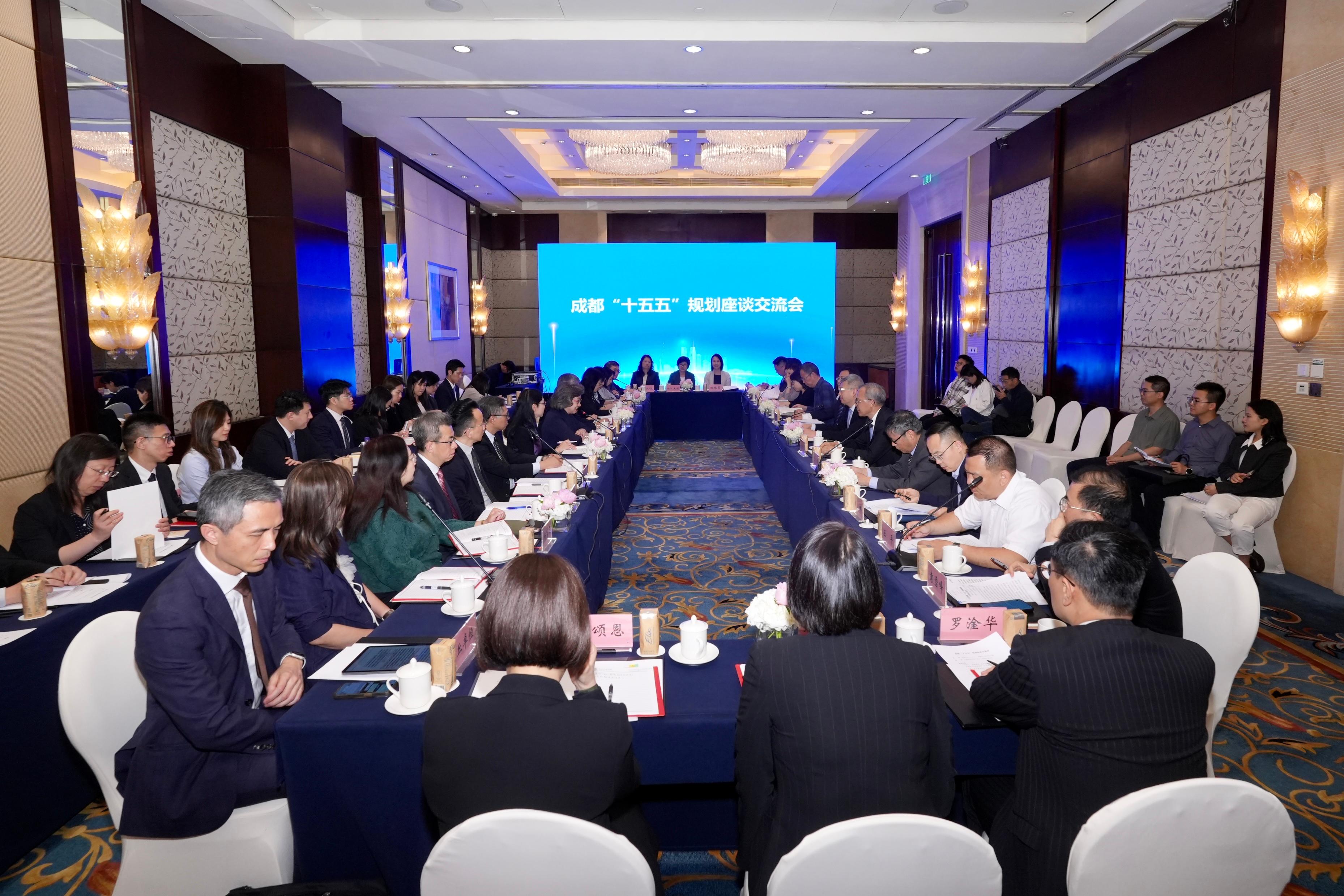 A delegation of Permanent Secretaries and Heads of Departments of the Hong Kong Special Administrative Region Government on a national affairs study led by the Secretary for the Civil Service, Mrs Ingrid Yeung, today (April 23) exchanged views with relevant departments of the Chengdu Municipal People's Government on the work of Chengdu's 15th five-year plan. The exchange meeting was chaired by member of the Standing Committee of the Communist Party of China Chengdu Municipal Committee and Vice Mayor of Chengdu Municipal People's Government, Mr Zhao Jian.