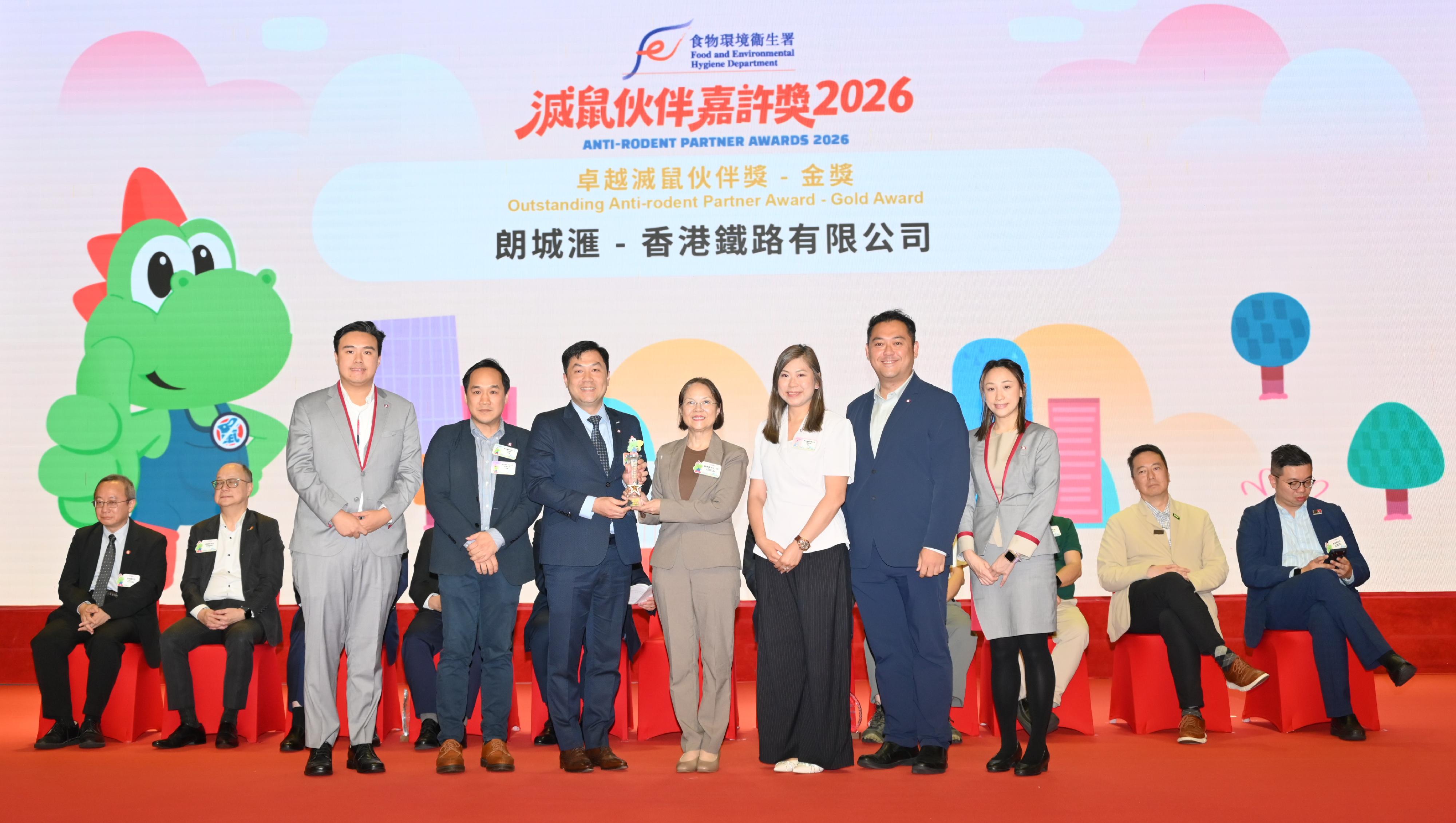 The Food and Environmental Hygiene Department held the award presentation ceremony of Anti-rodent Partner Awards 2026 today (April 23) to commend residential premises with outstanding performance in rodent prevention and control. Photo shows the Under Secretary for Environment and Ecology, Miss Diane Wong (front row, fourth left), presenting the Gold Award of the Outstanding Anti-rodent Partner Award to the awardees.