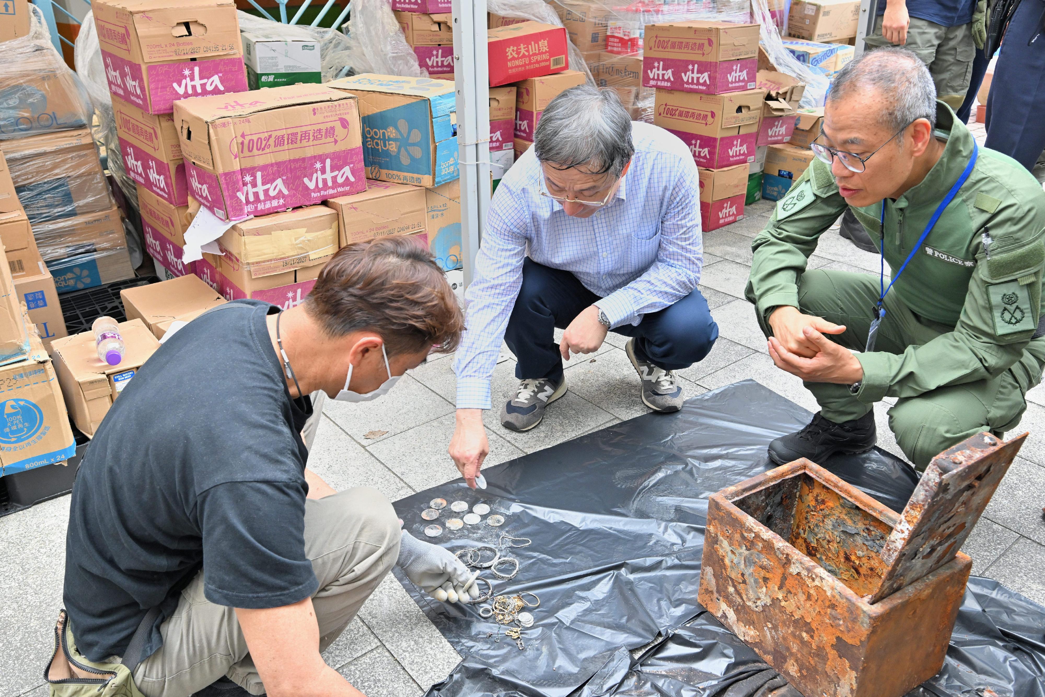 The Deputy Chief Secretary for Administration, Mr Cheuk Wing-hing, today (April 23) inspected the arrangements for residents of Wang Cheong House and Wang Yan House at Wang Fuk Court in Tai Po returning to their units. Photo shows Mr Cheuk (centre) talking with a resident whose safe was opened with police assistance. Looking on is the Deputy Commissioner of Police (Operations), Mr Yip Wan-lung (right).