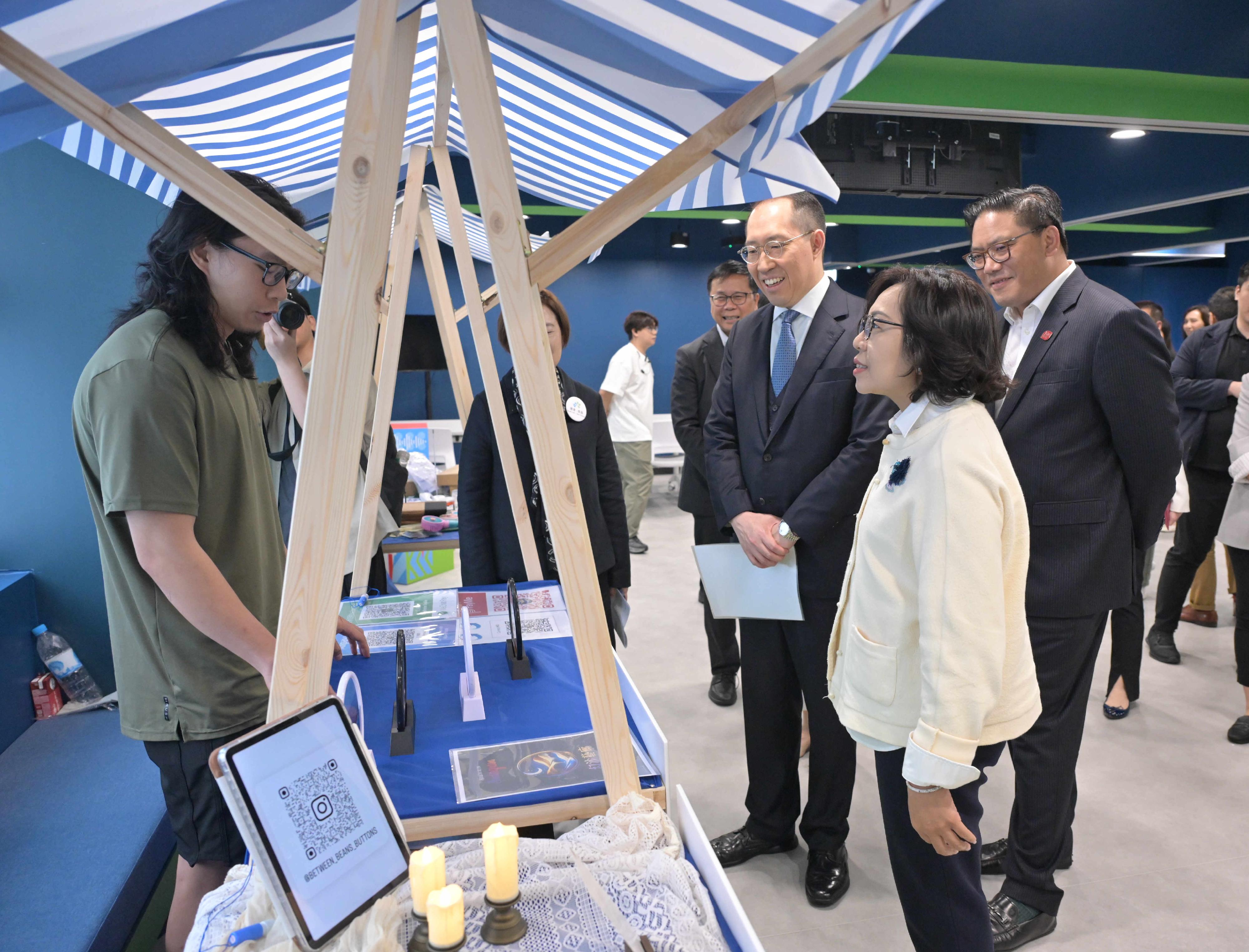 由民政及青年事務局（民青局）設立，大灣區共同家園青年公益基金負責營運的全新青年互動空間「連青・南昌」今日（四月二十四日）正式啓用。圖示民青局局長麥美娟（右二）和民青局副局長梁宏正（右一）在大灣區共同家園青年公益基金主席黃永光（右三）的陪同下，參觀創意市集攤位。
