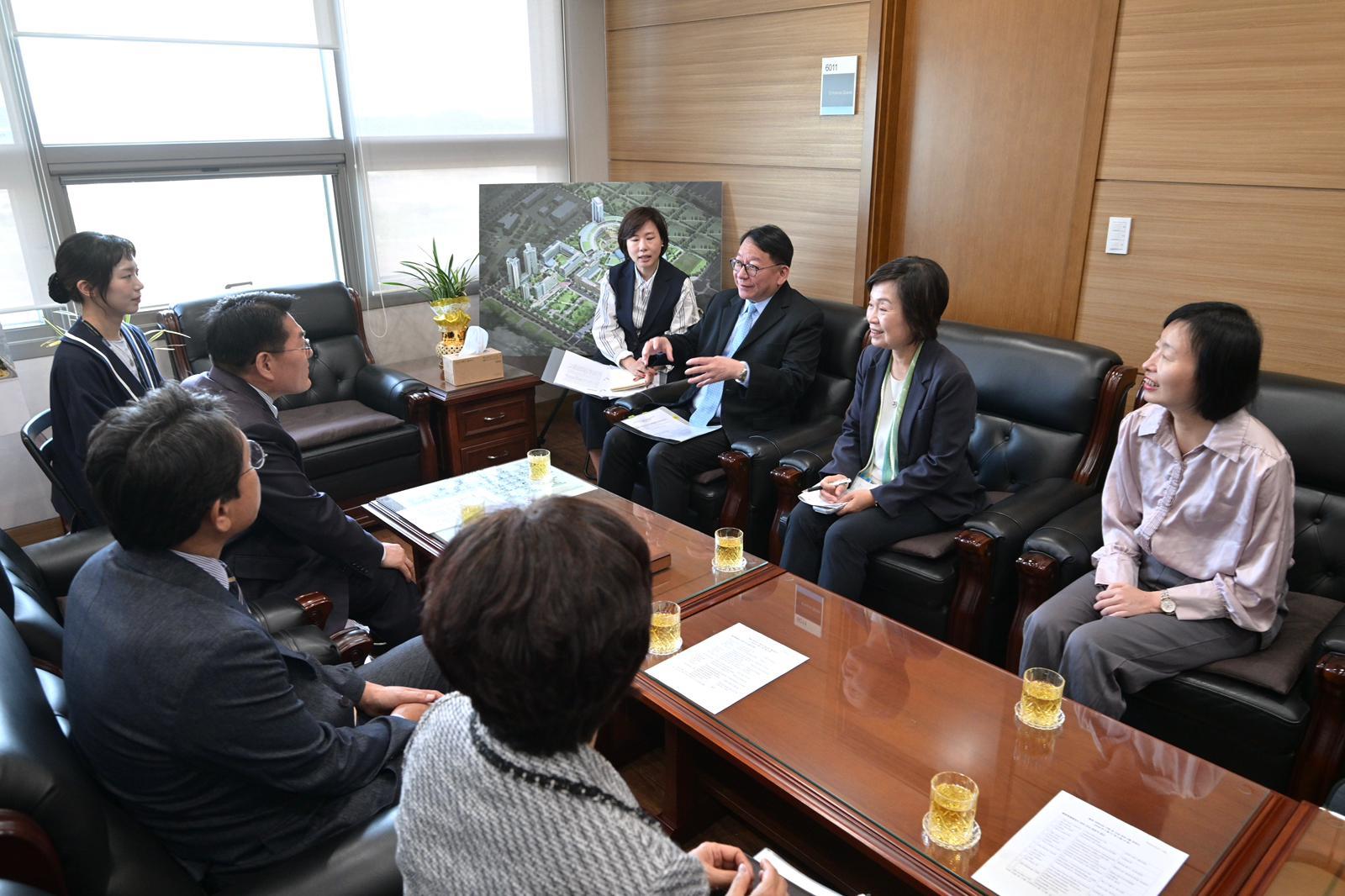 The Chief Secretary for Administration, Mr Chan Kwok-ki, today (April 24) led the delegation of the Working Group on Planning and Construction of the University Town under the Committee on Development of the Northern Metropolis to continue its visit to Korea. Photo shows Mr Chan (third right), the Secretary for Education, Dr Choi Yuk-lin (second right), and the delegation visiting Incheon Global Campus and being briefed on the campus' development and planning.