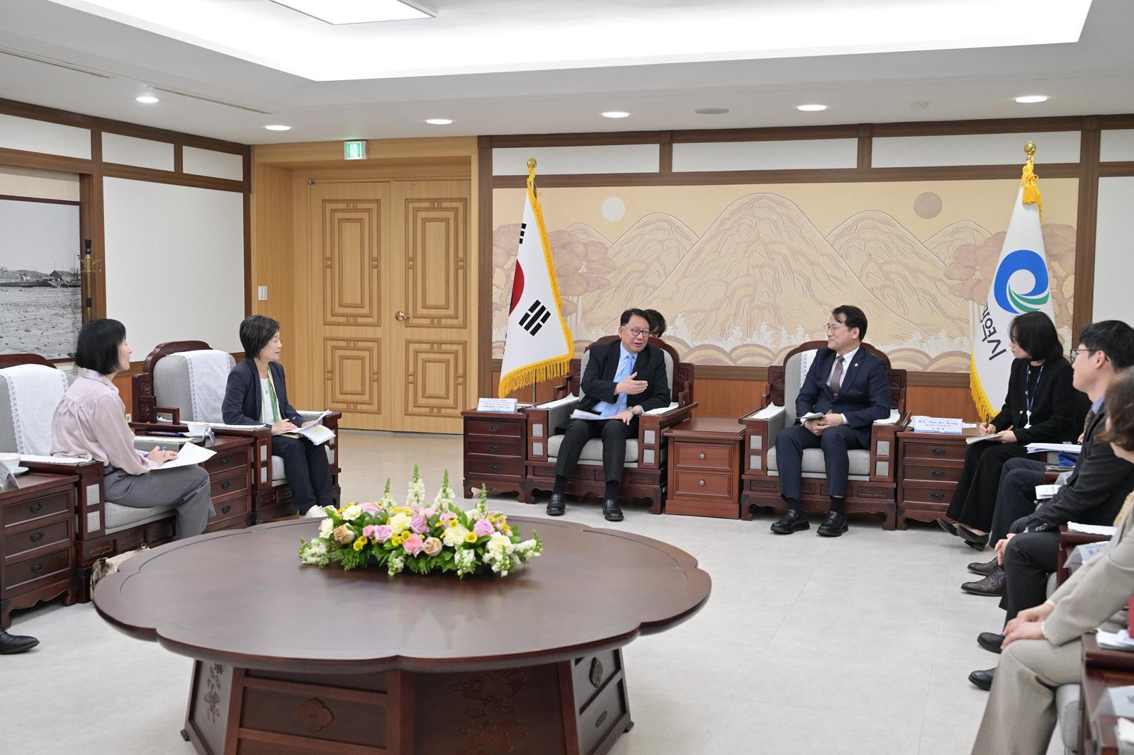 政務司司長陳國基率領「北都發展委員會」轄下「大學城籌劃及建設組」代表團今日（四月二十四日）繼續訪問韓國。圖示陳國基（左三）、教育局局長蔡若蓮博士（左二）及代表團與仁川廣域市政務副市長申載庚（左四）會面。

