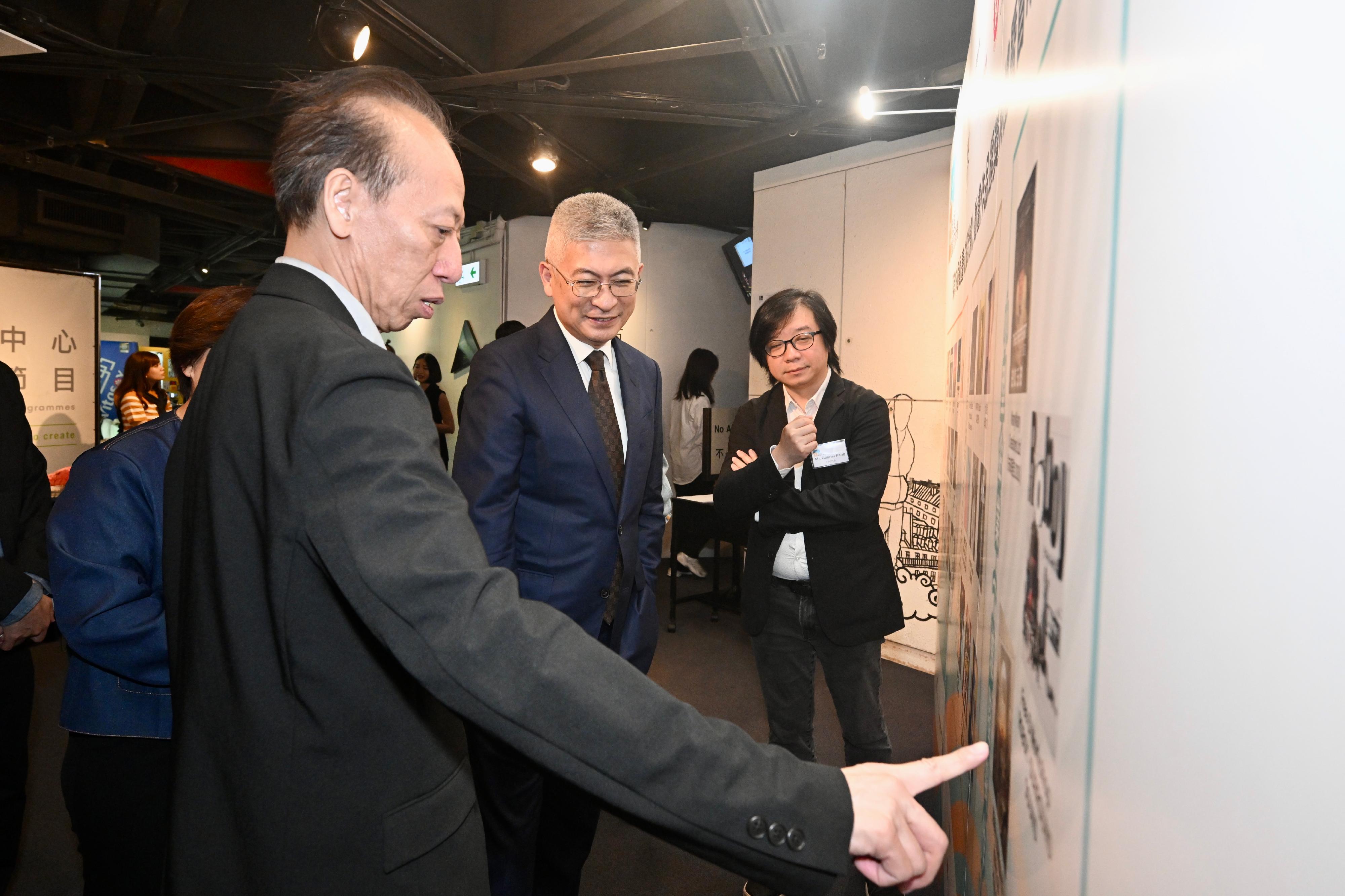 The Awards Presentation Ceremony cum Premiere of the 13th Animation Support Program, sponsored by the Cultural and Creative Industries Development Agency, was held today (April 24). Photo shows the Under Secretary for Culture, Sports and Tourism, Mr Raistlin Lau (centre), listening to the introduction of selected works by a mentor of the program.